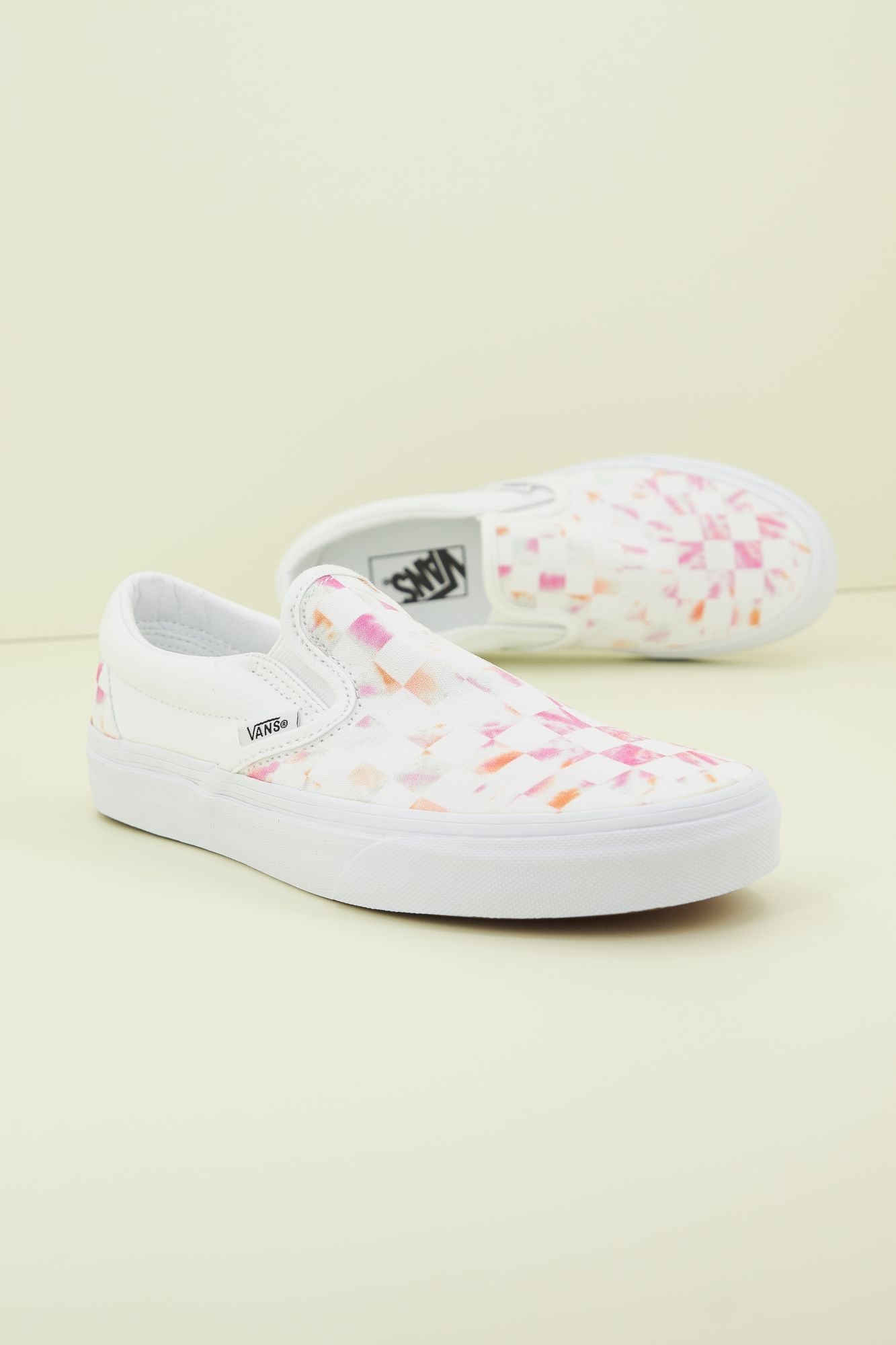 VANS CLASSIC SLIP-ON AURA CHECKERBOARD en color BLANCO (1)