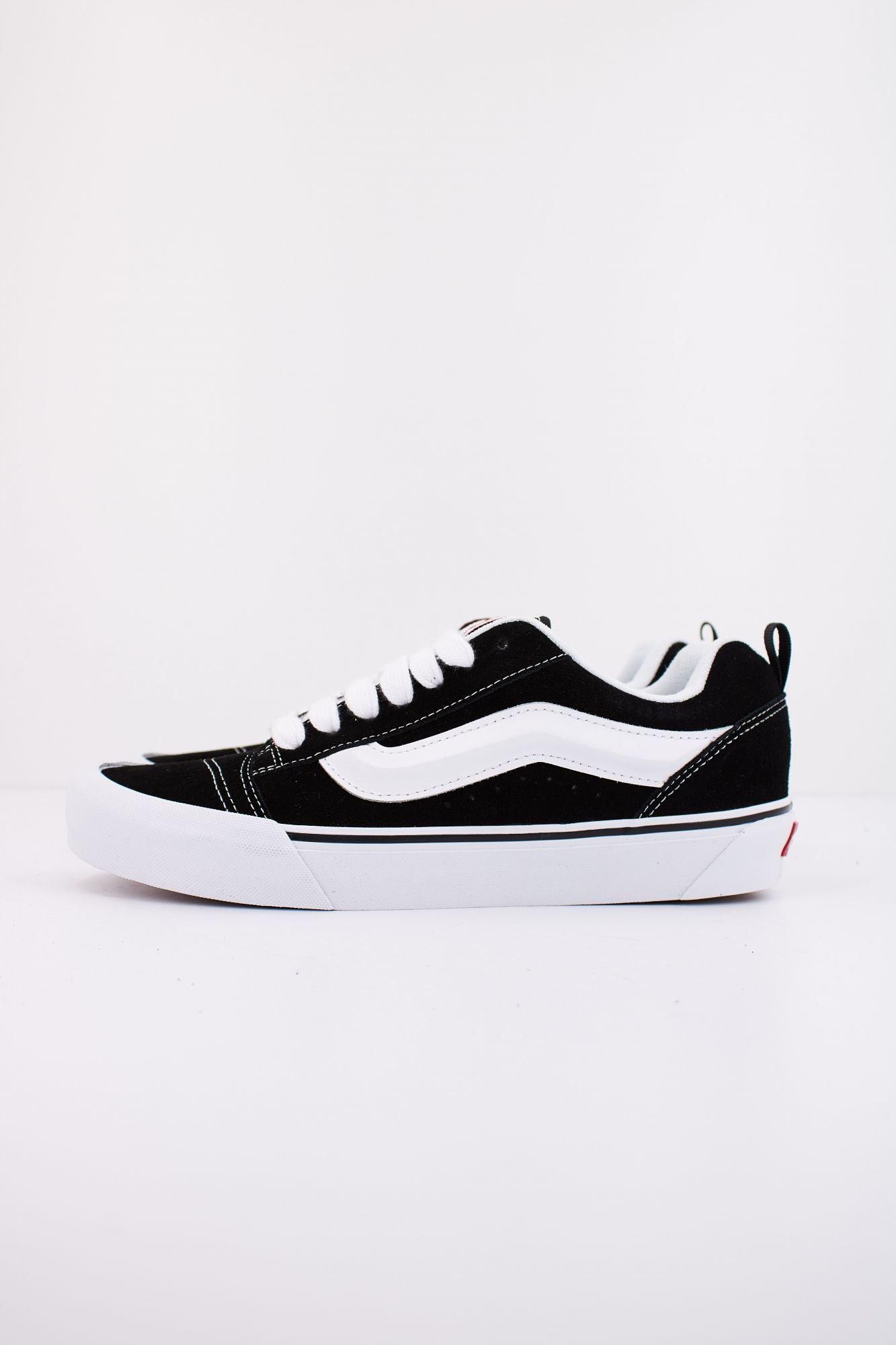 VANS KNU SKOOL VN0009QC6BT en color NEGRO (1)