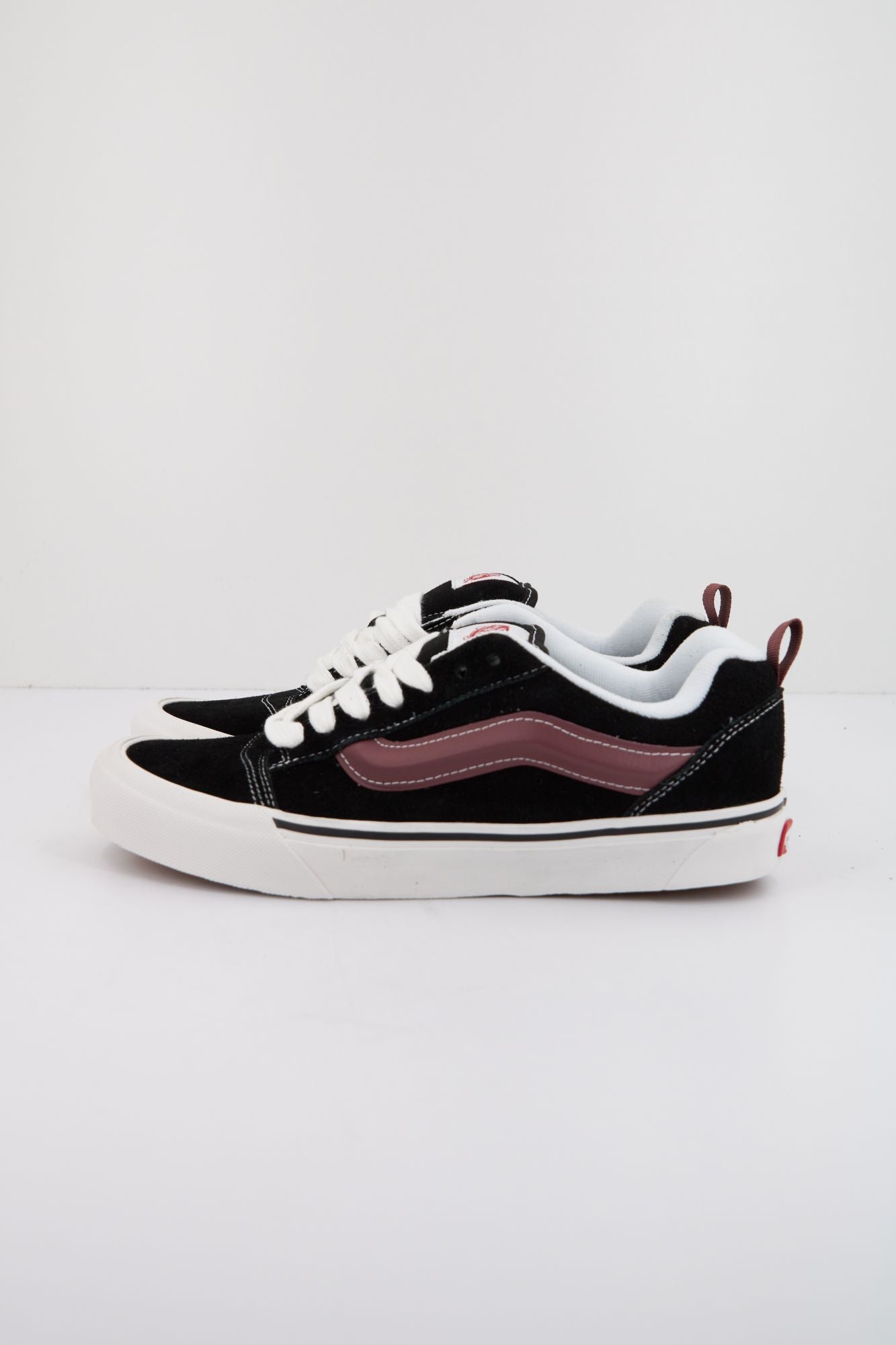VANS KNU SKOOL en color NEGRO (1)