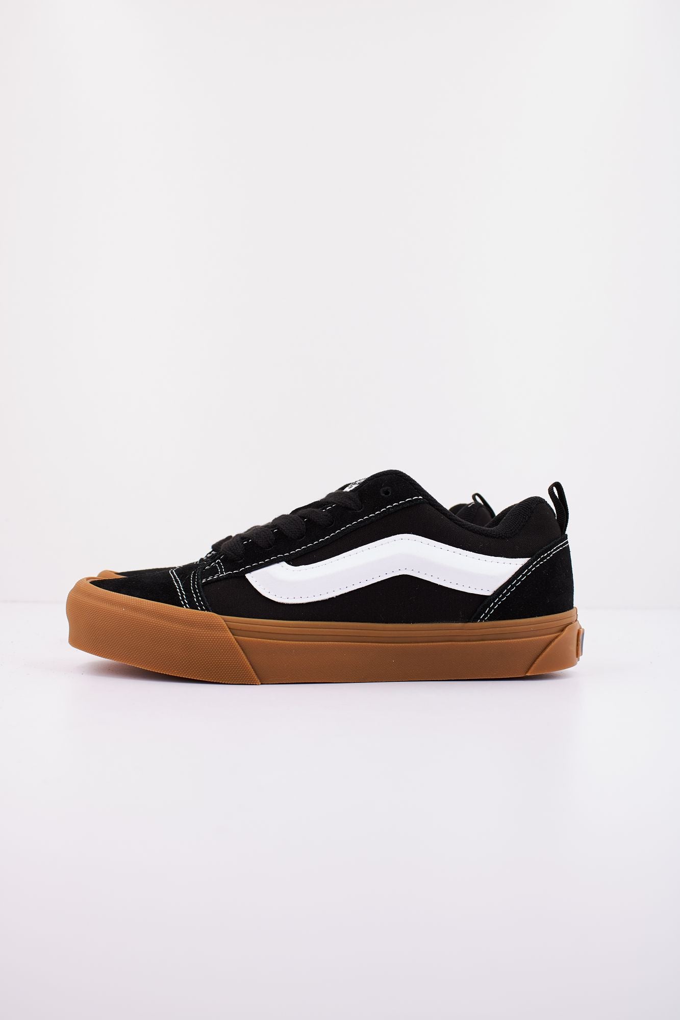 VANS KNU SKOOL VN0009QCB9M en color NEGRO (1)