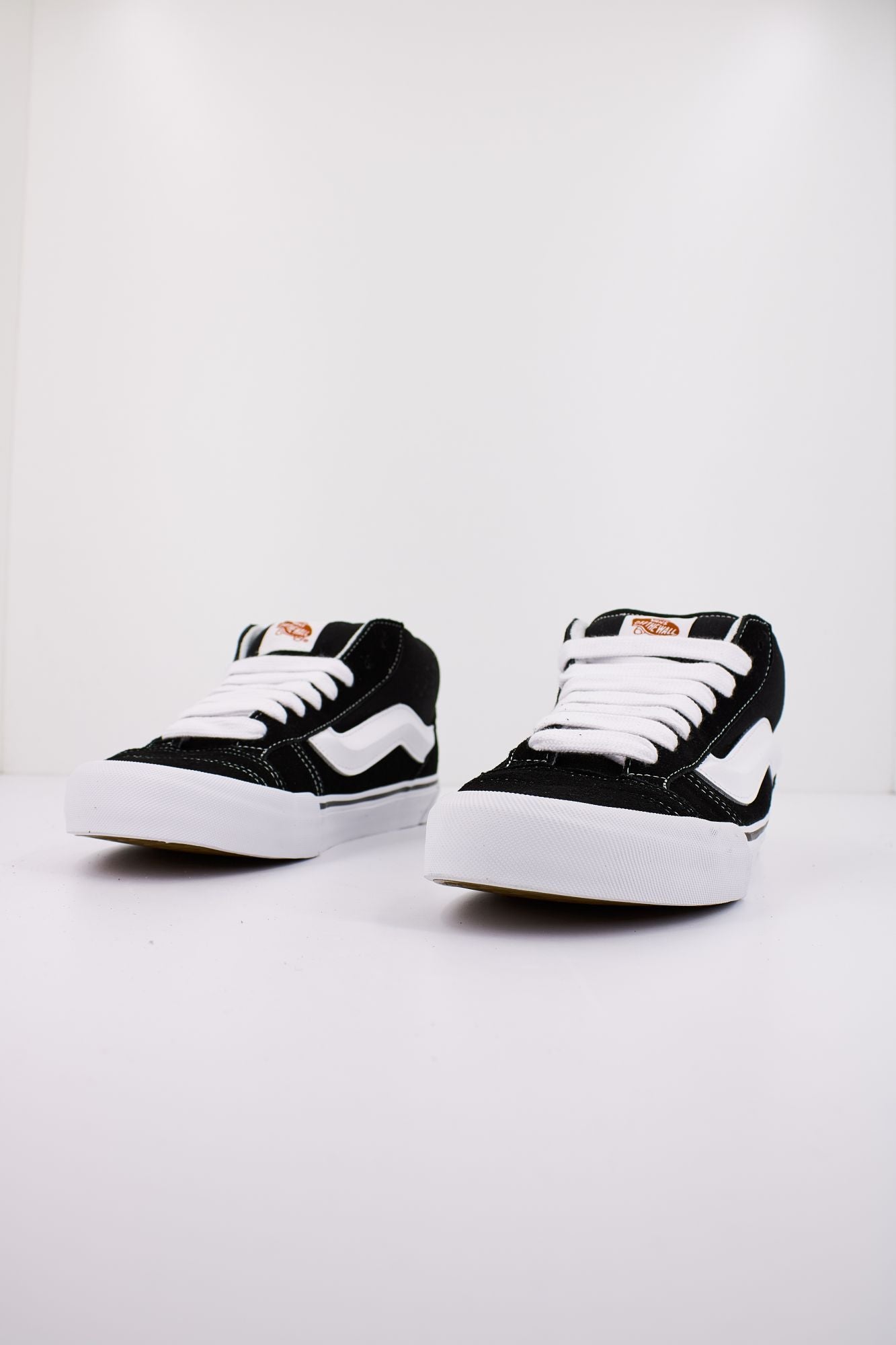 VANS KNU MID en color NEGRO (2)
