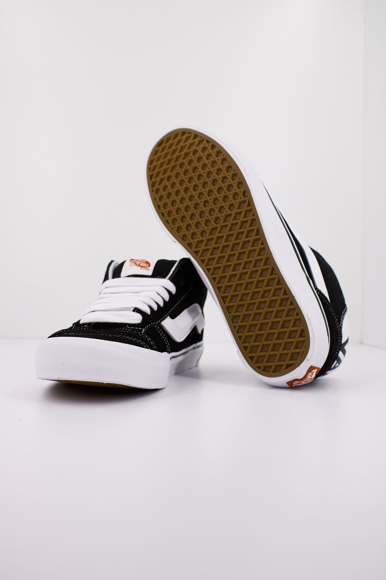 VANS KNU MID en color NEGRO (4)