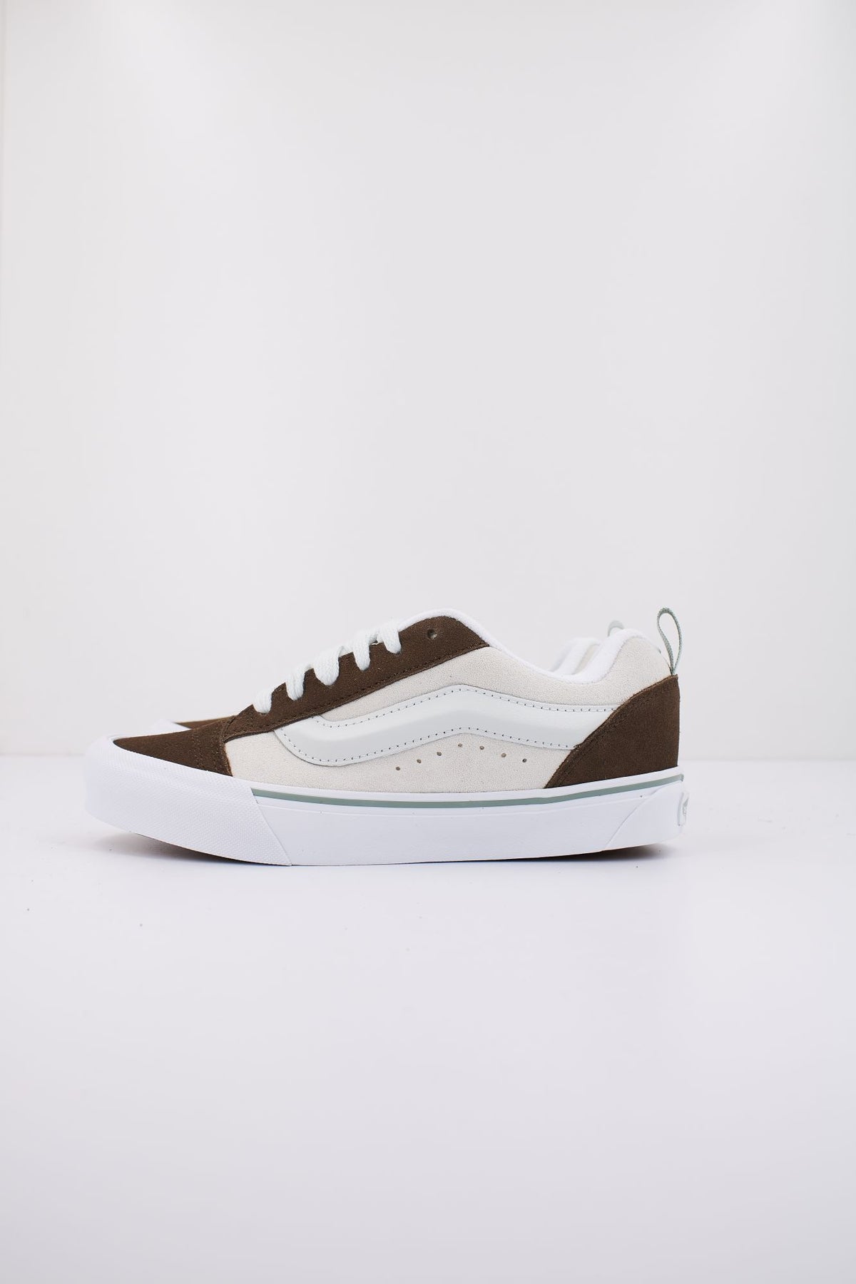 VANS KNU SKOOL TRI BLOCK VN0009QCBLU1 en color MARRON (1)
