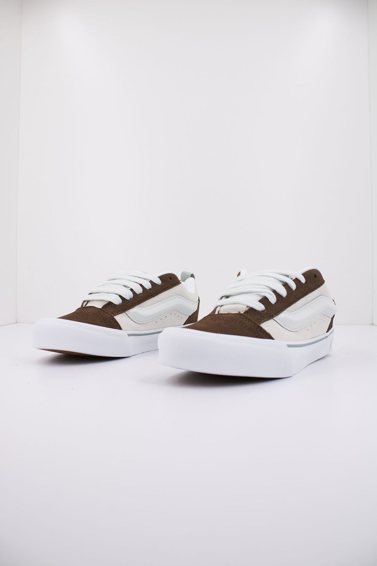 VANS KNU SKOOL TRI BLOCK VN0009QCBLU1 en color MARRON (2)