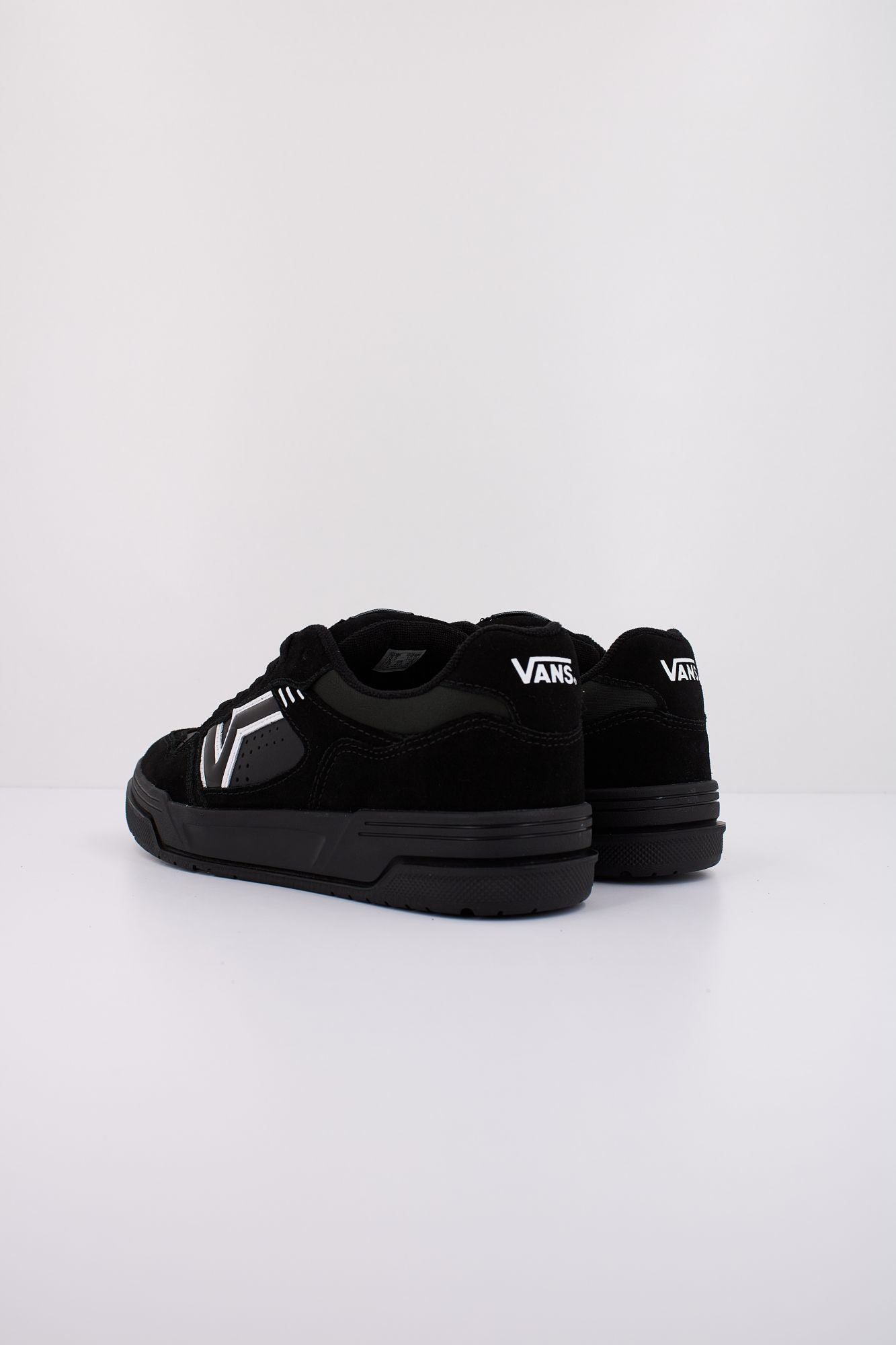 VANS UPLAND VN000D25B8C1 en color NEGRO (4)