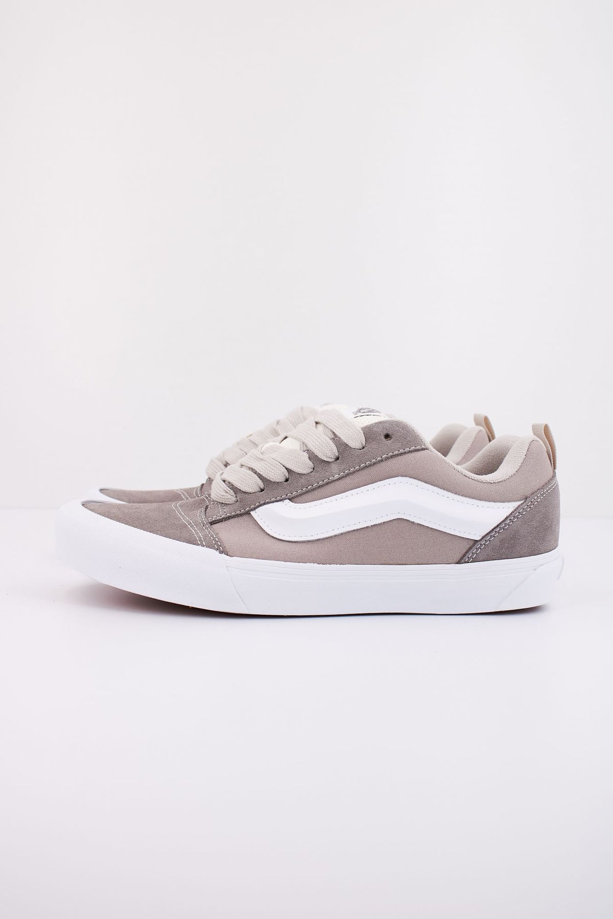 VANS KNU SKOOL VN000CS0BGG1 en color GRIS (1)