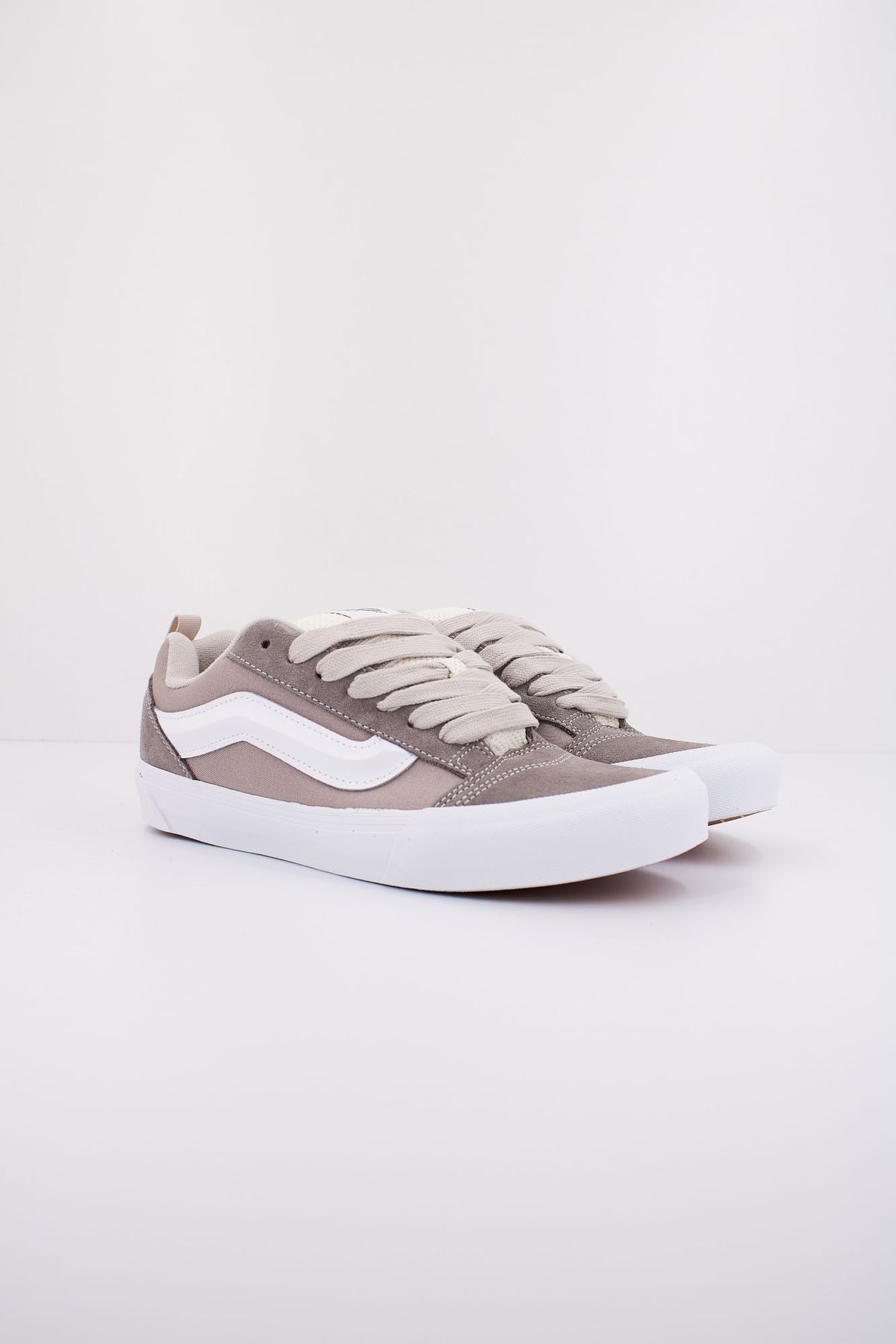 VANS KNU SKOOL VN000CS0BGG1 en color GRIS (2)