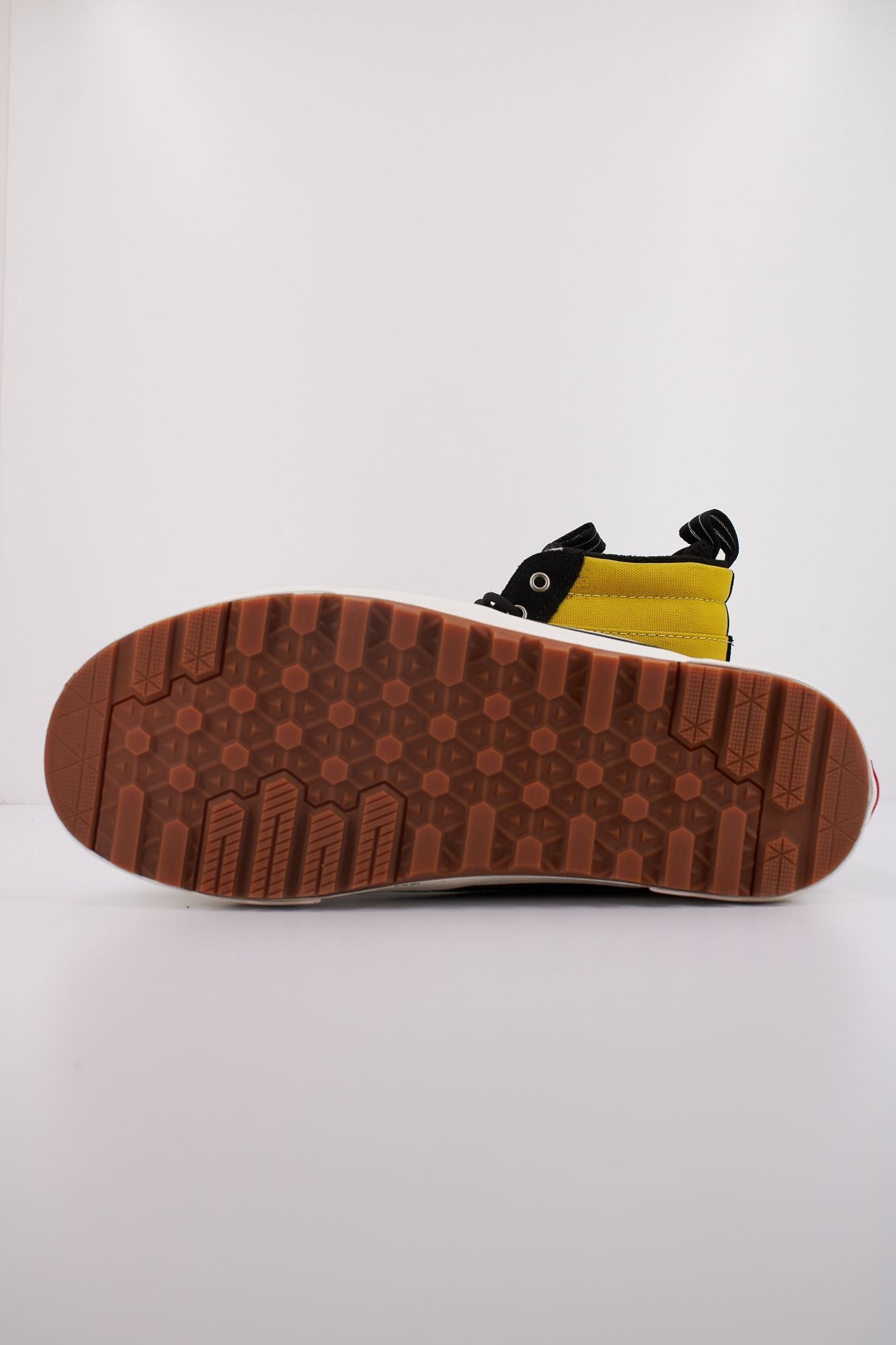 VANS MTE SK8-HI WATERPROOF en color NEGRO (5)