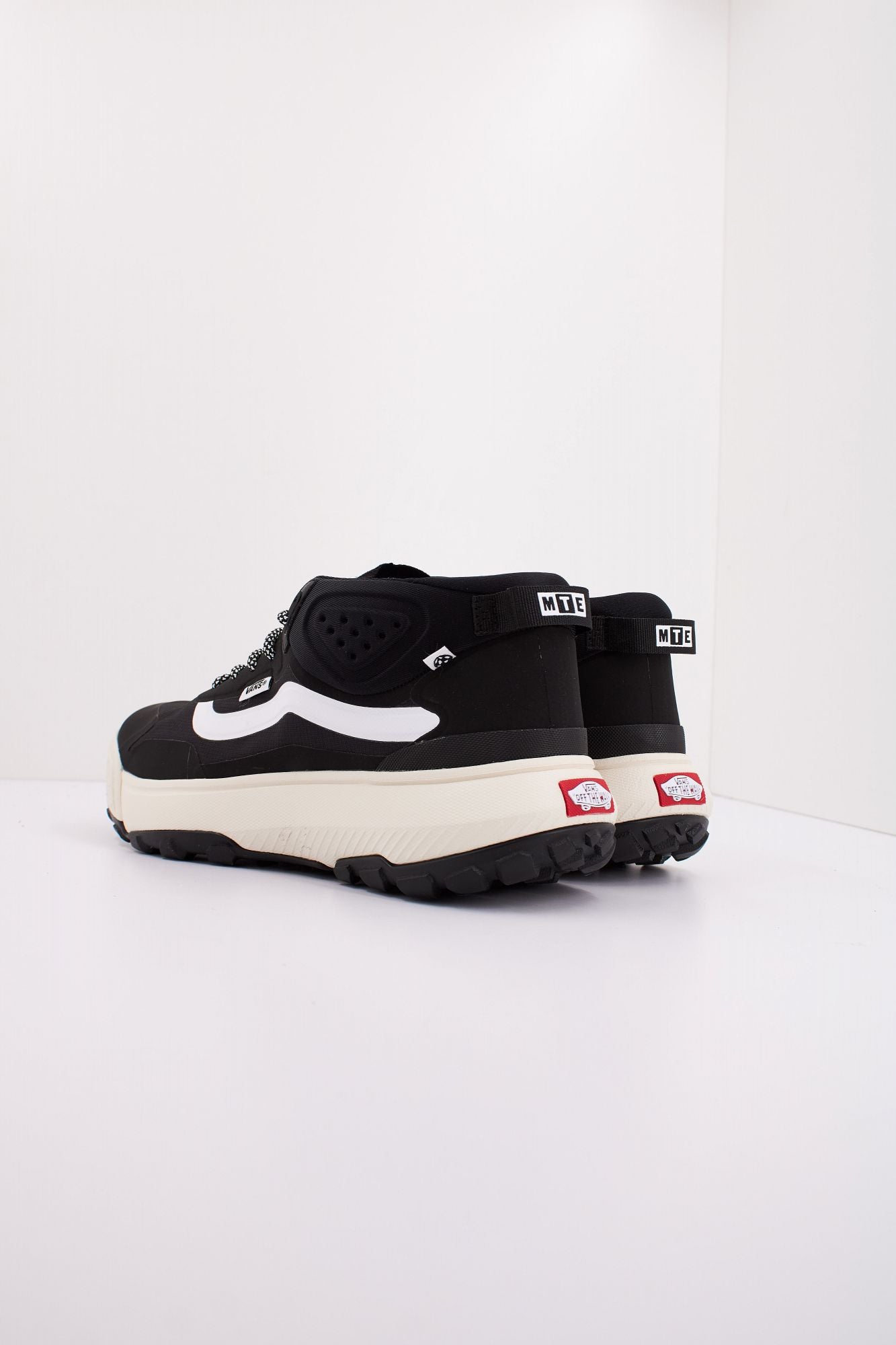 VANS MTE CROSSPATH MID en color NEGRO (4)