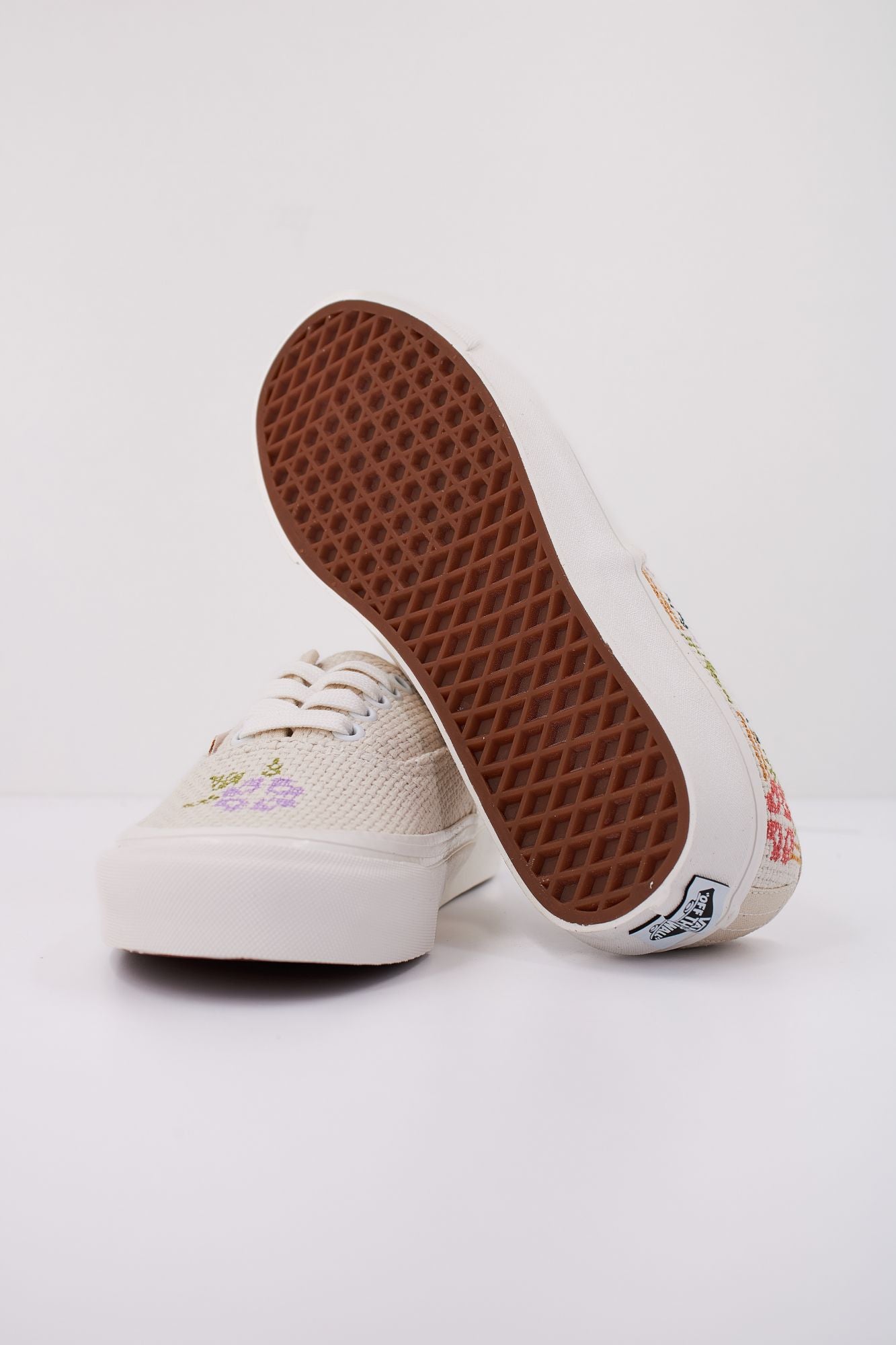 VANS UA AUTHENTIC 44 DX STI en color BLANCO (5)