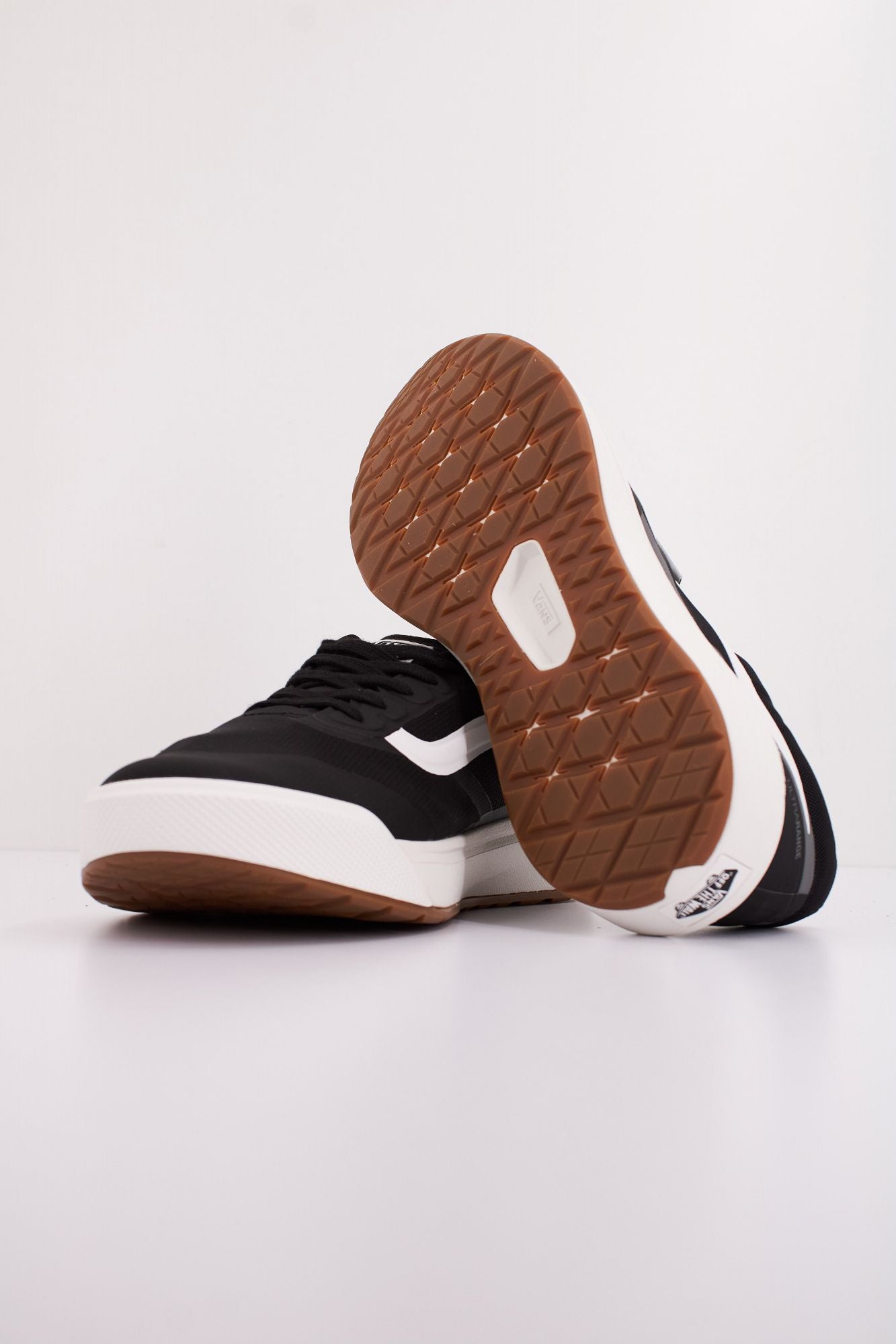 VANS MTE ULTRARANGE en color NEGRO (5)