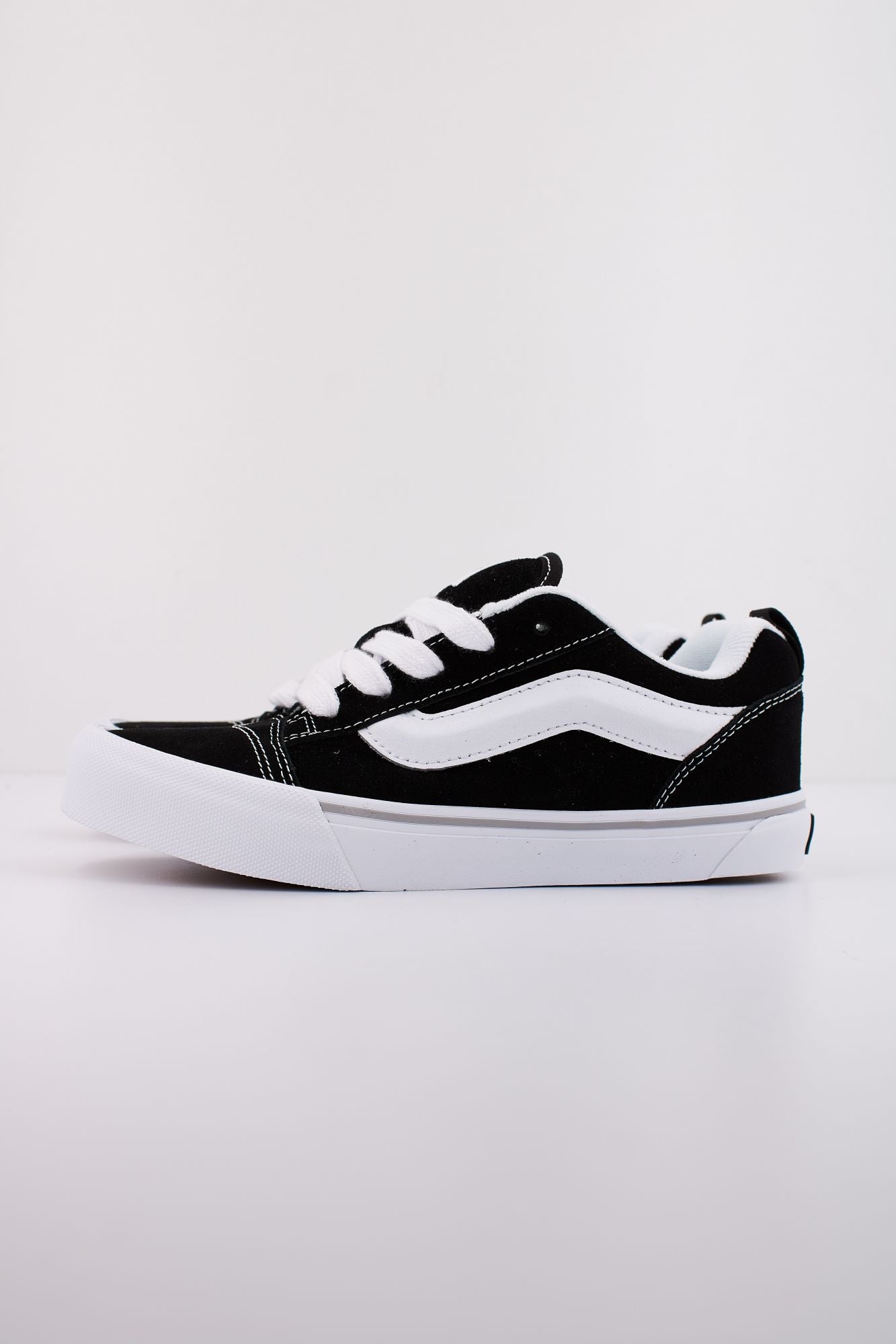 VANS KNU SKOOL en color NEGRO (1)