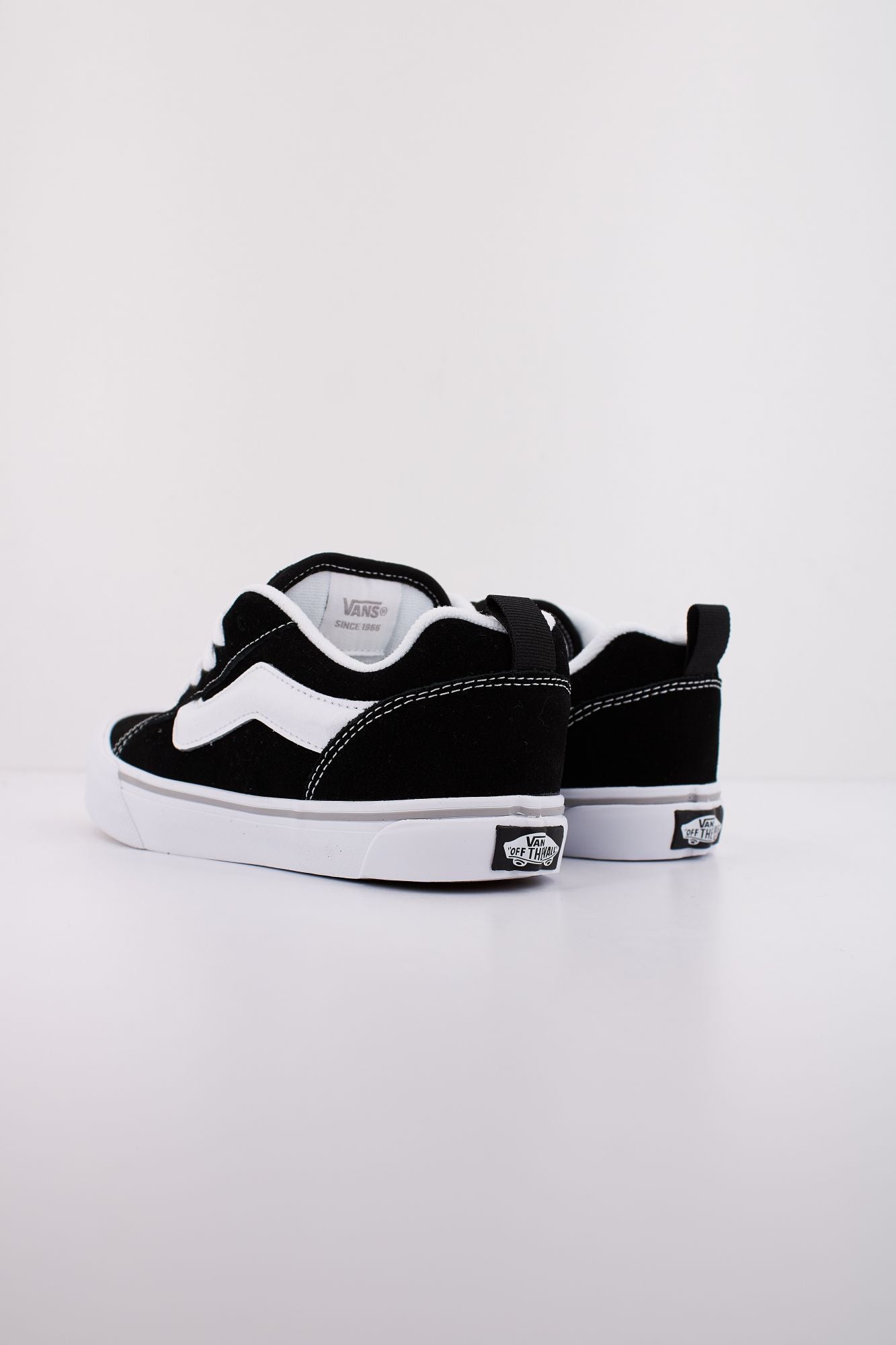 VANS KNU SKOOL en color NEGRO (4)