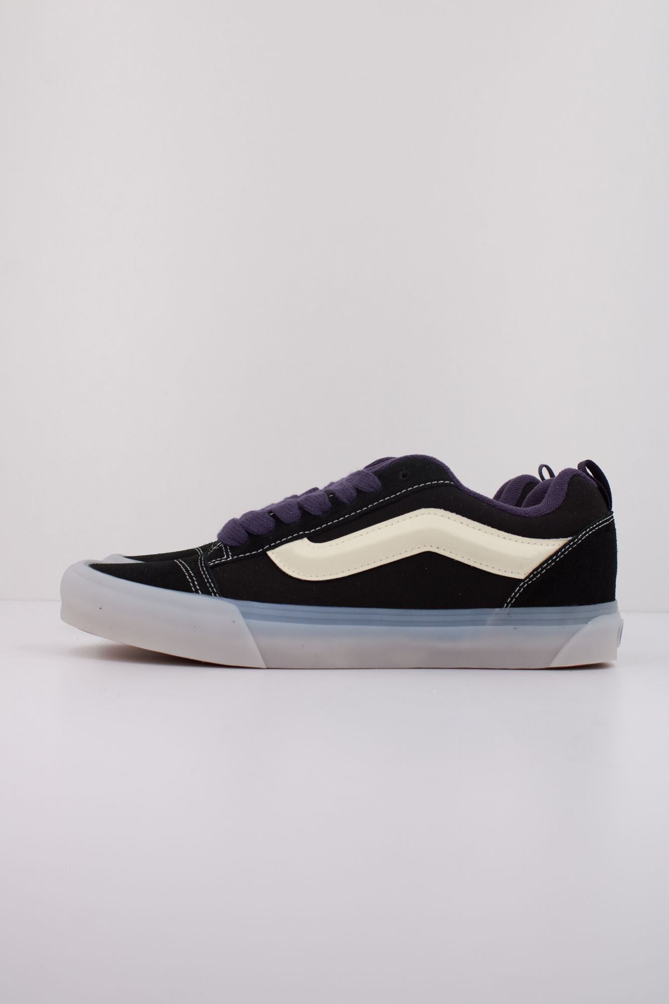 VANS KNU SKOOL en color NEGRO (1)