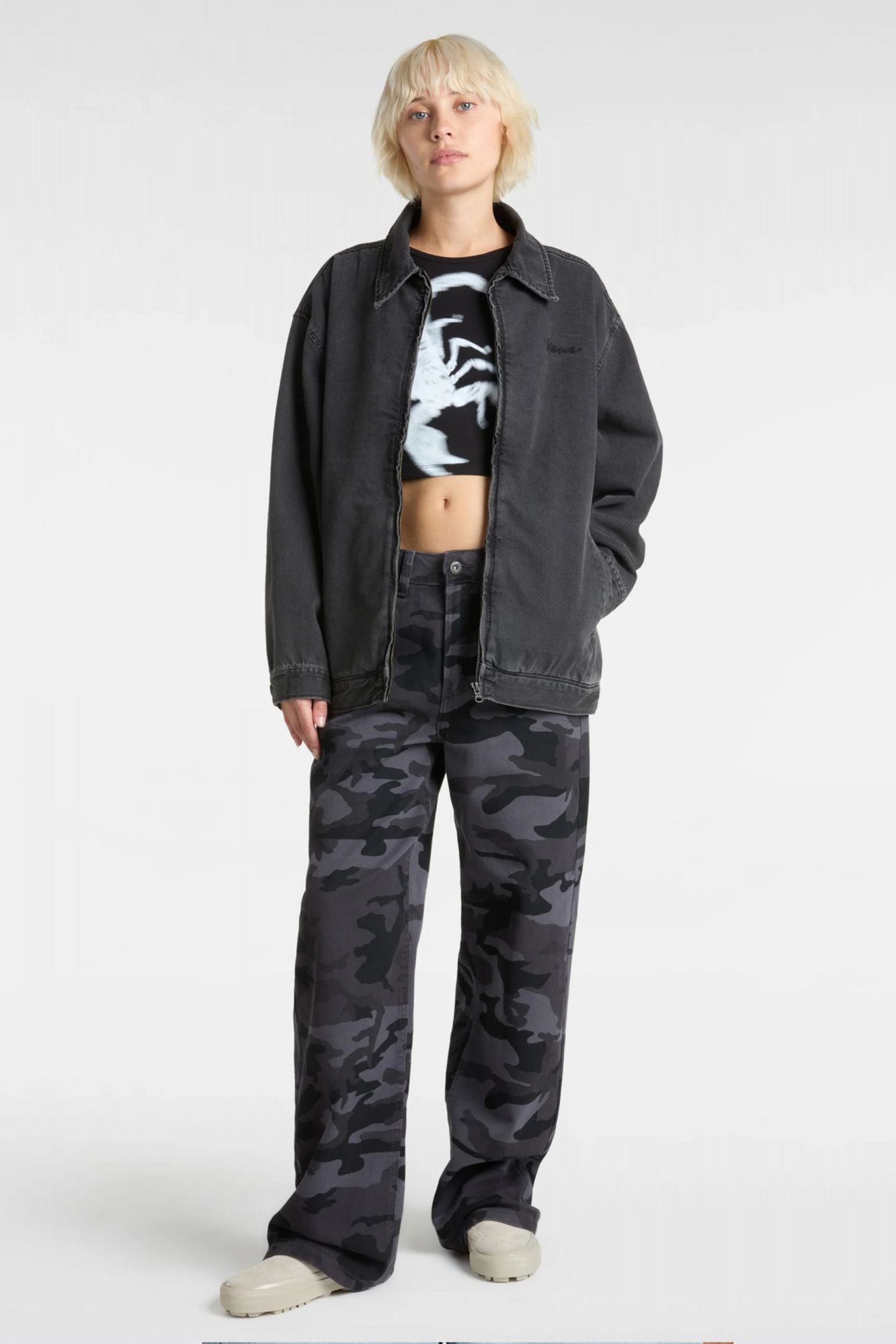 VANS VENOM FITTED CROP TANK en color NEGRO (4)