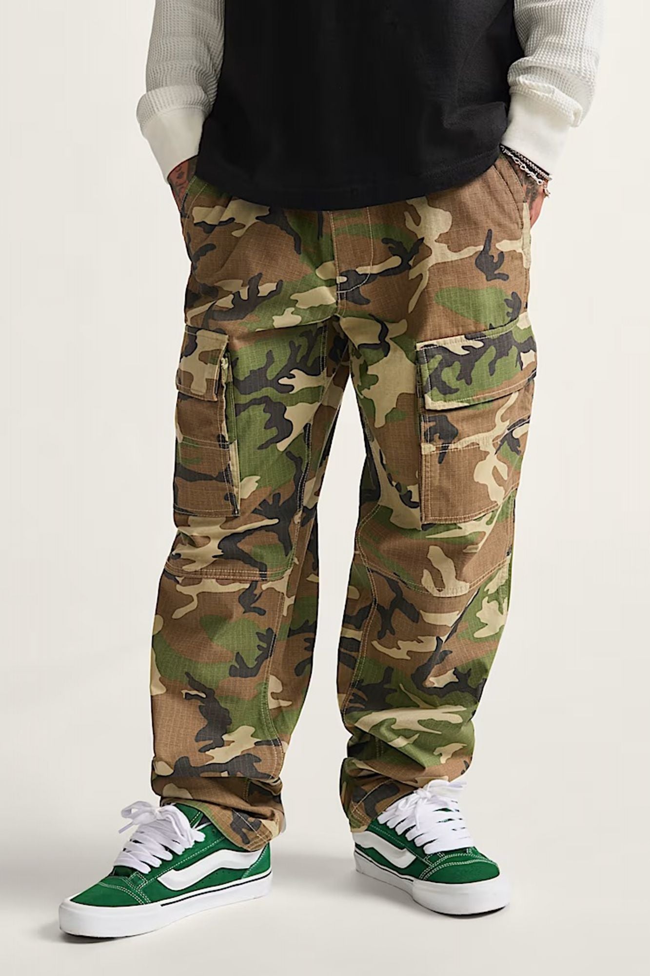 VANS FATIGUE CARGO LOOSE TA en color VERDE (1)