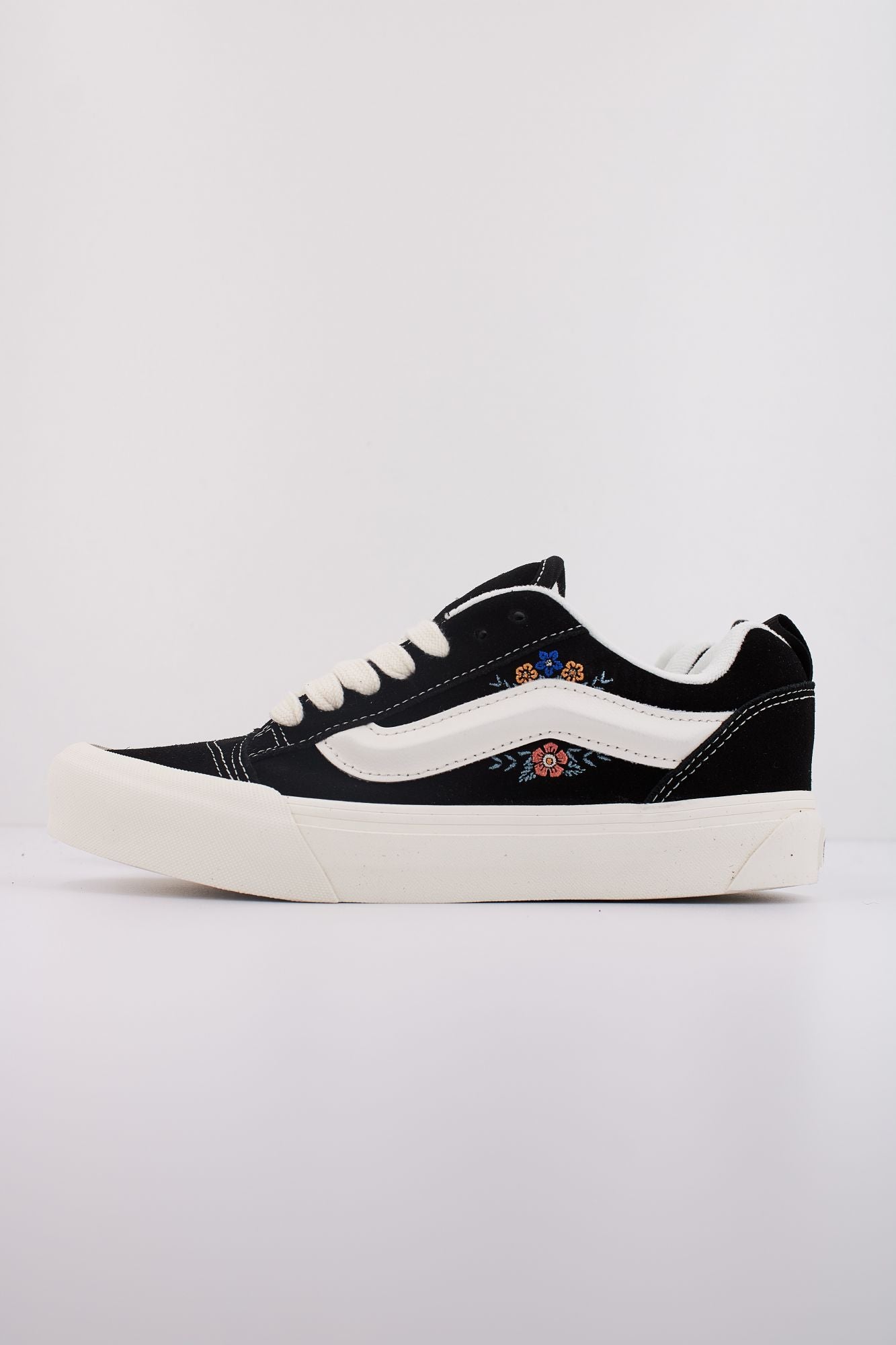 VANS KNU SKOOL en color NEGRO (1)