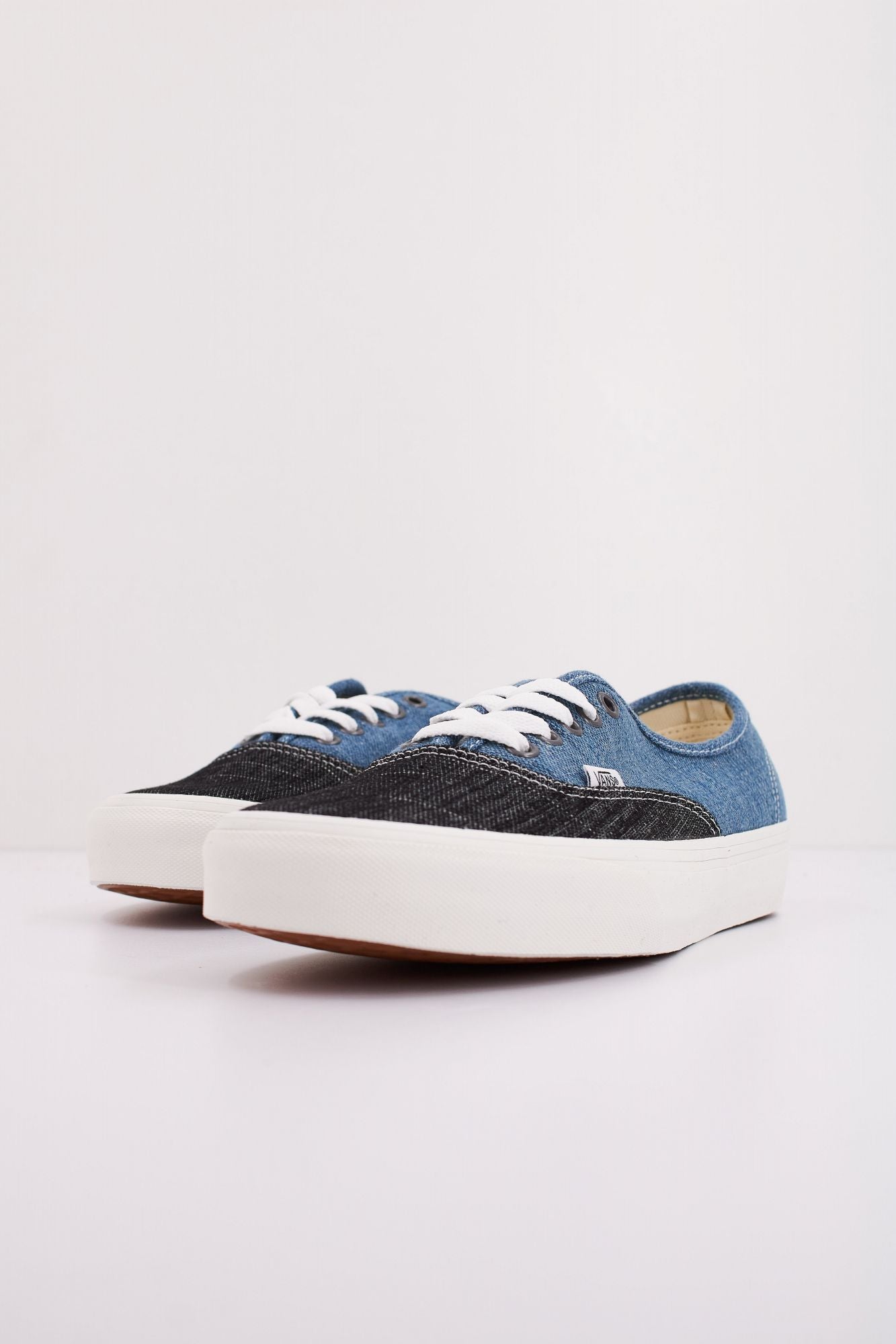 VANS AUTHENTIC en color AZUL (2)