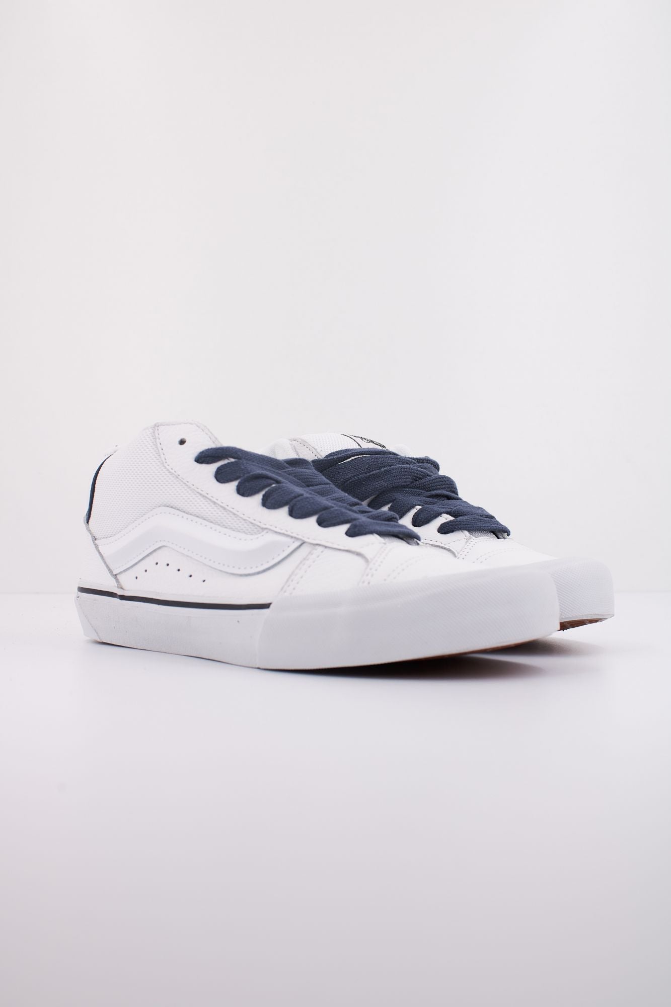 VANS KNU MID en color BLANCO (2)