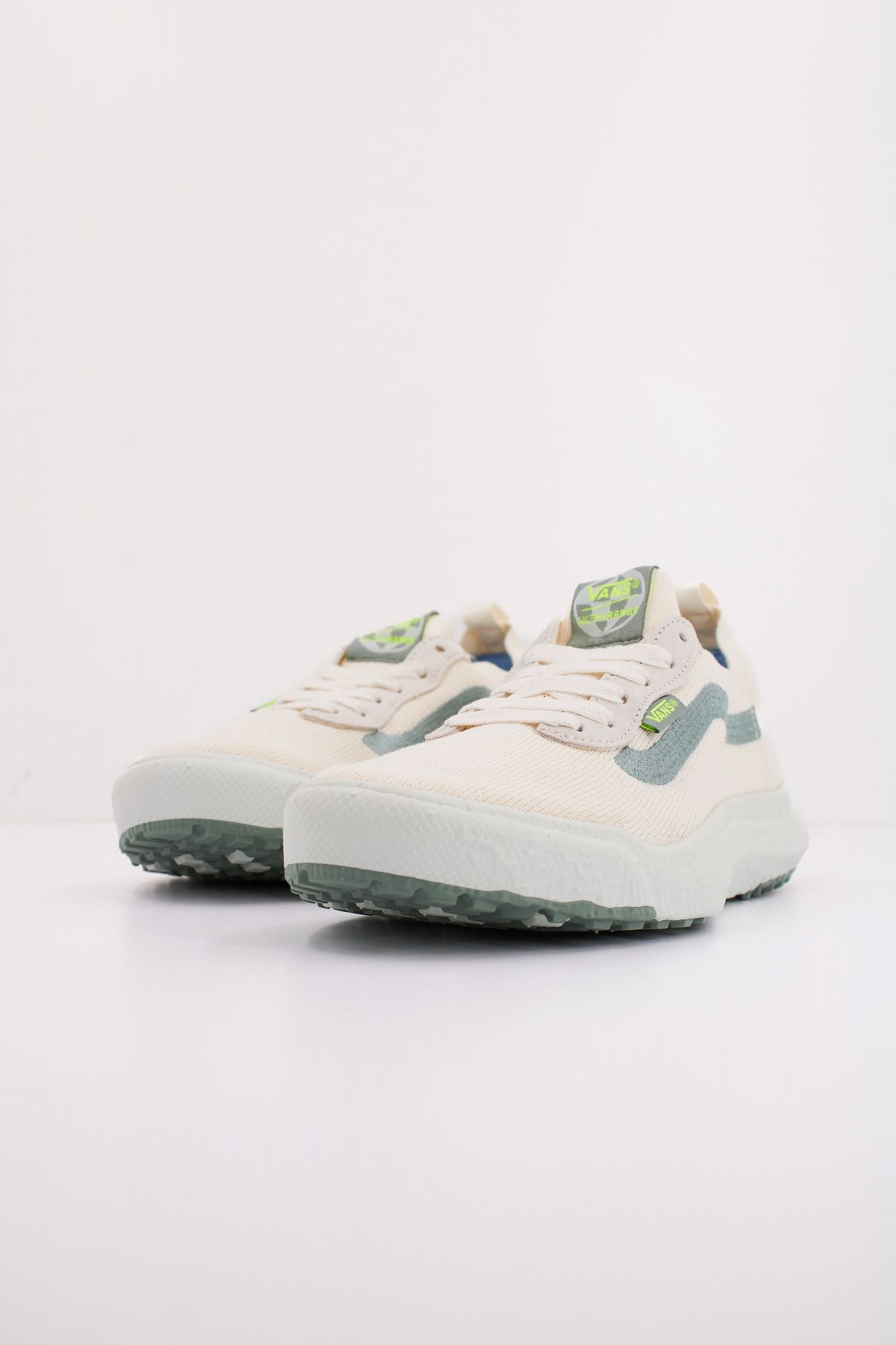 VANS MTE ULTRARANGE VR3 en color BLANCO (2)
