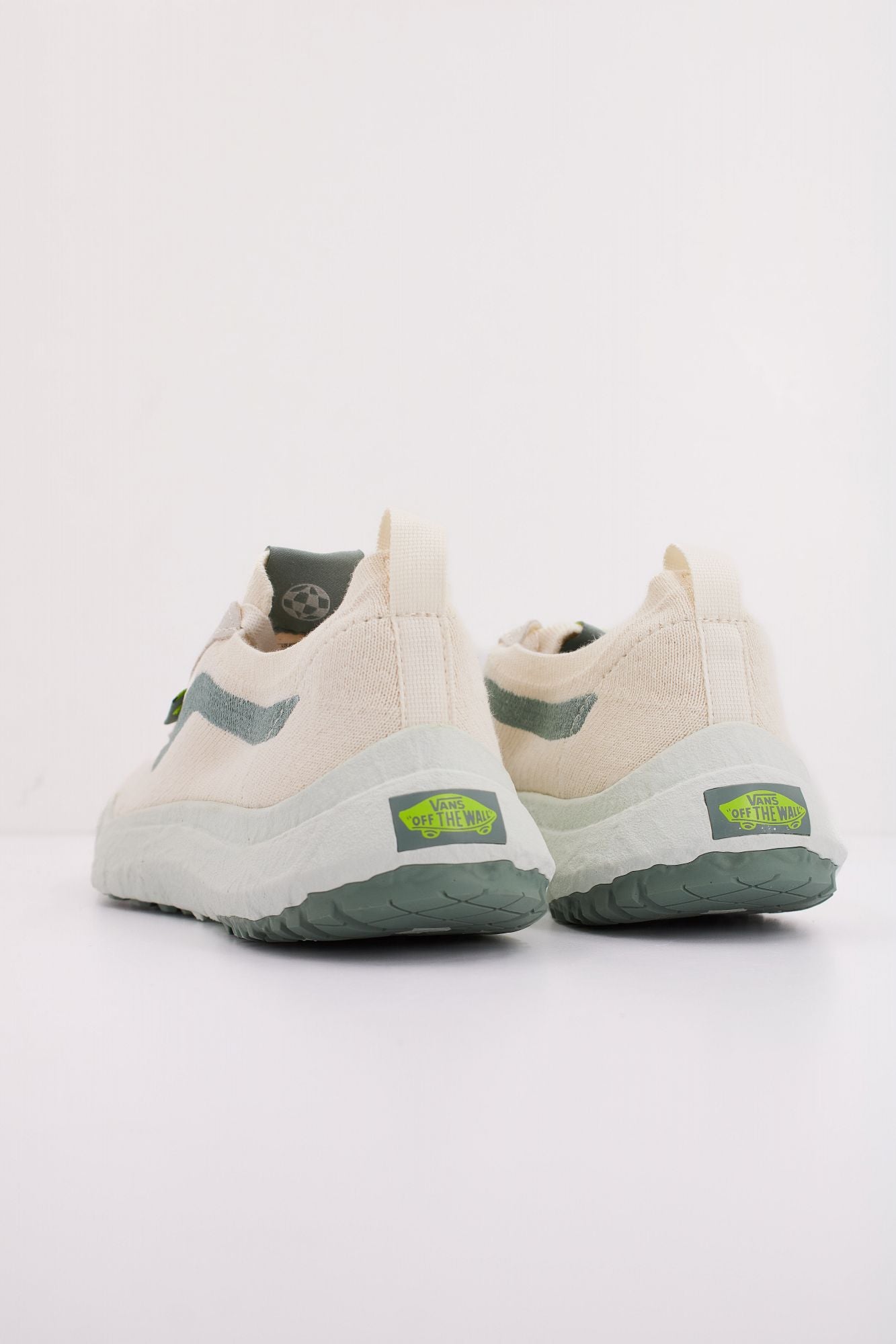 VANS MTE ULTRARANGE VR3 en color BLANCO (4)