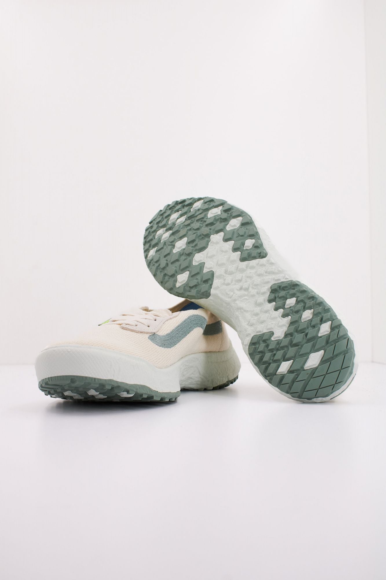 VANS MTE ULTRARANGE VR3 en color BLANCO (5)