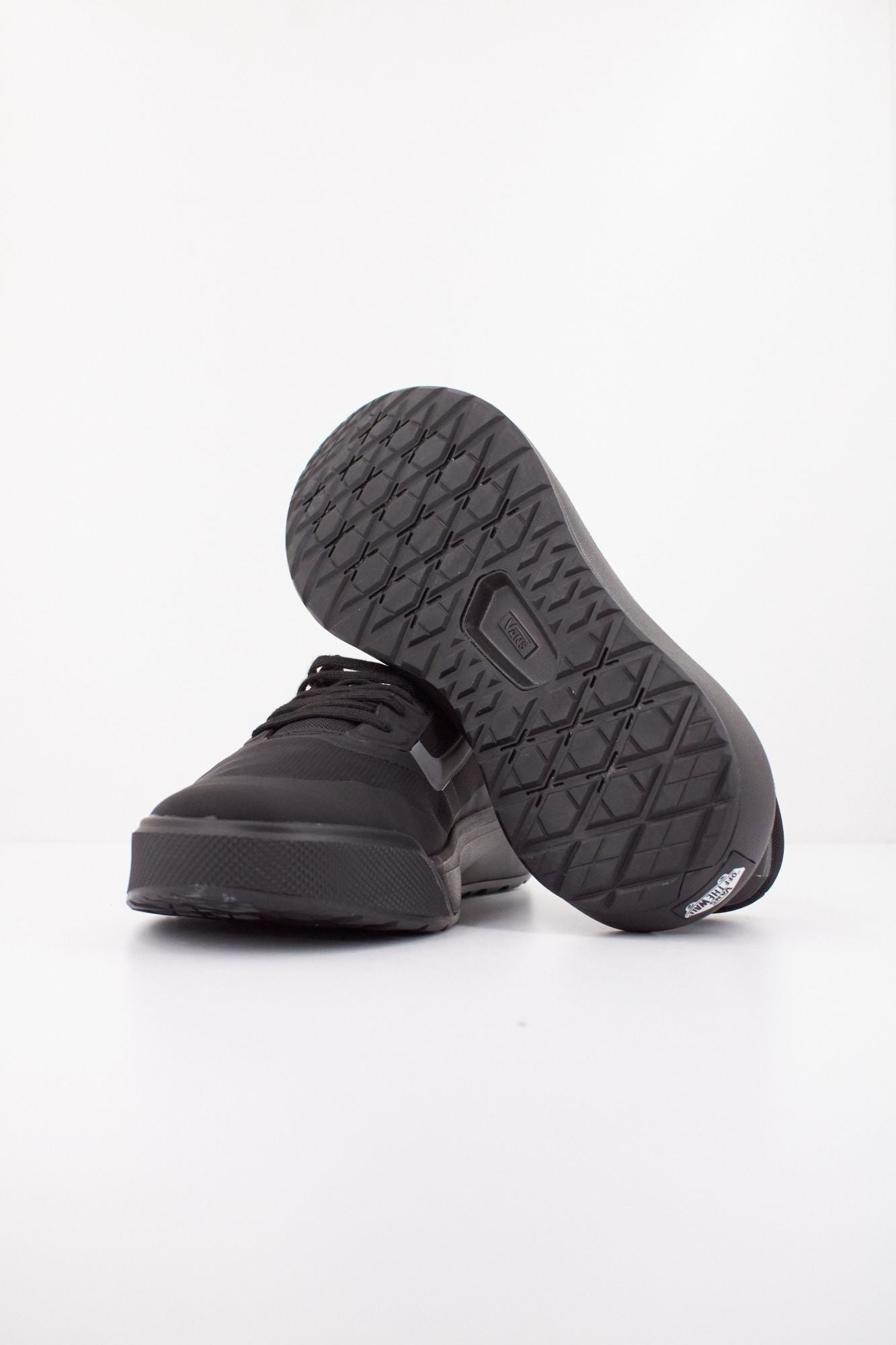 VANS MTE ULTRARANGE 2.0 RW en color NEGRO (5)