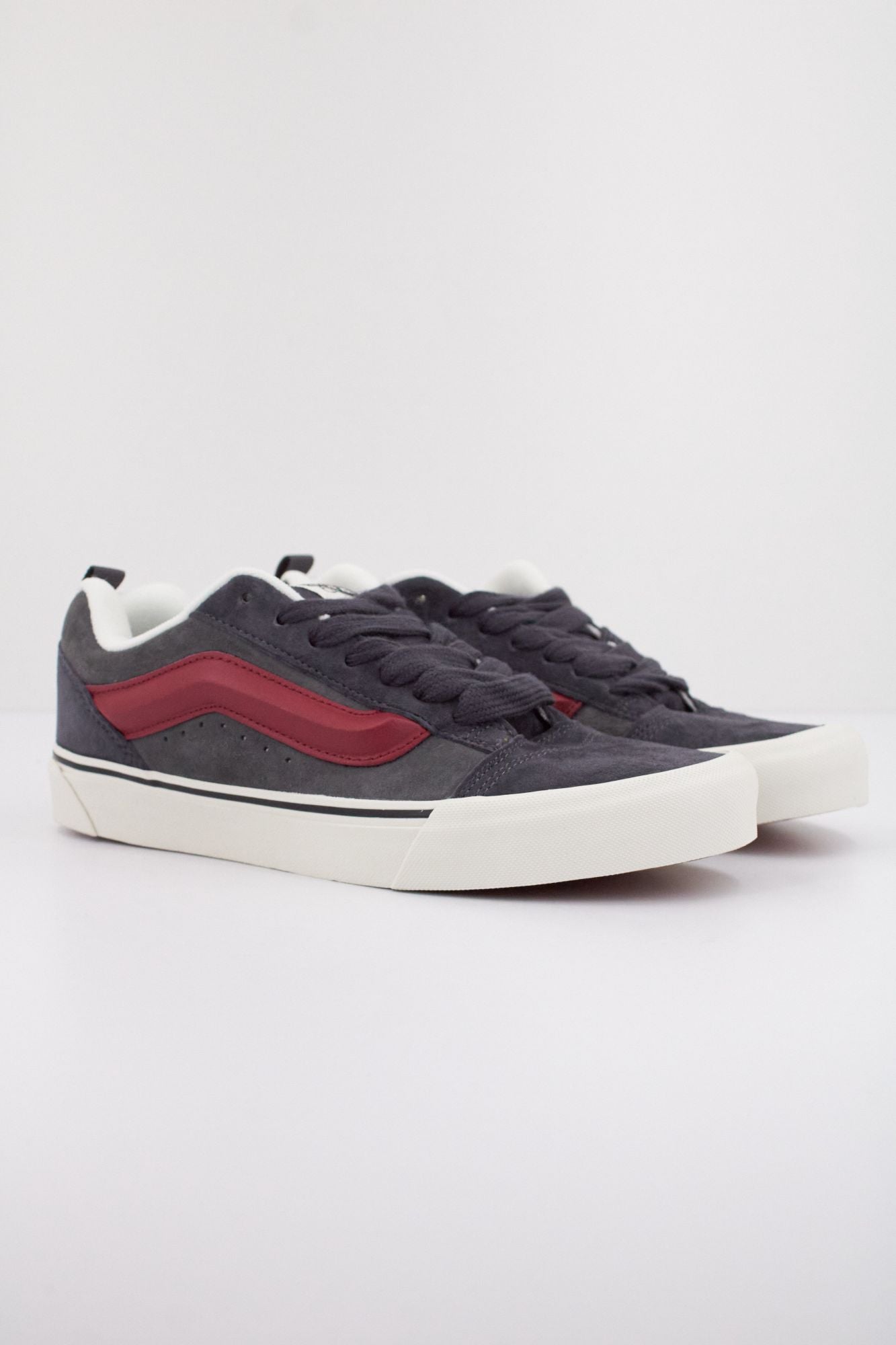 VANS KNU SKOOL en color GRIS (2)