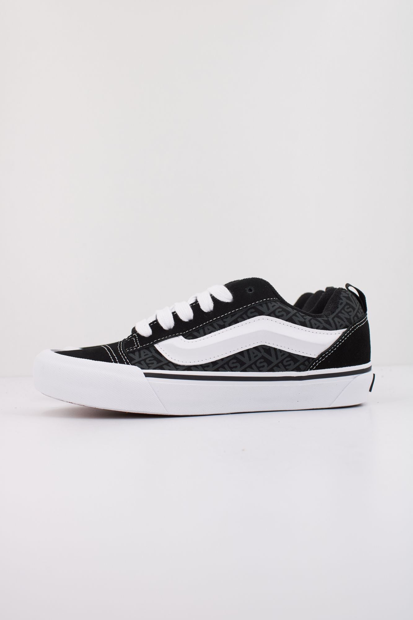 VANS KNU SKOOL en color NEGRO (1)