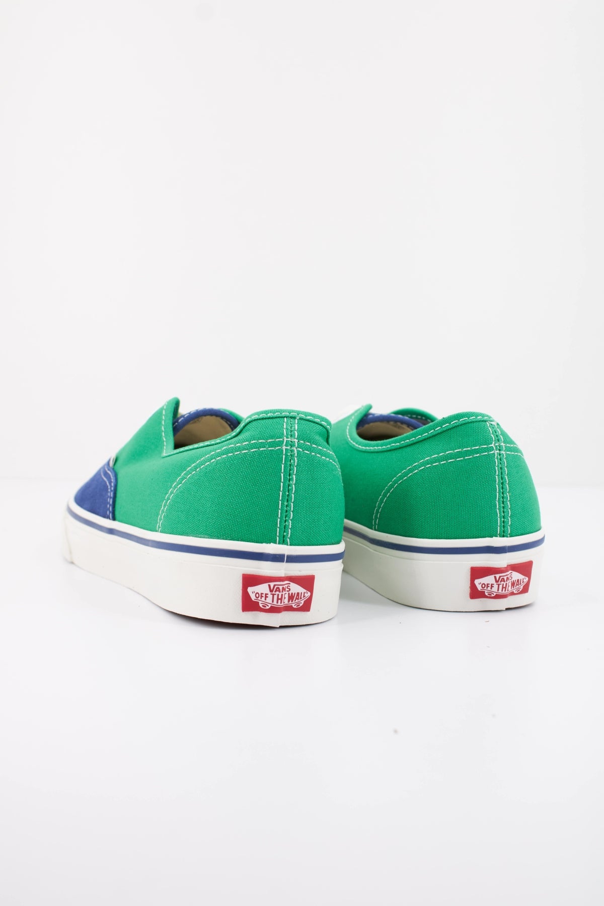 VANS AUTHENTIC VN000EHHNVY1 en color AZUL (4)
