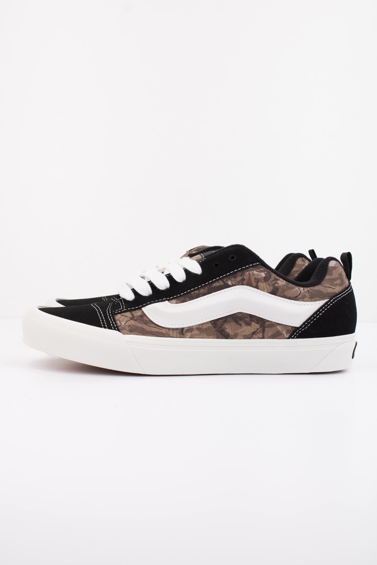 VANS KNU SKOOL VN000D22BLA1 en color NEGRO (1)