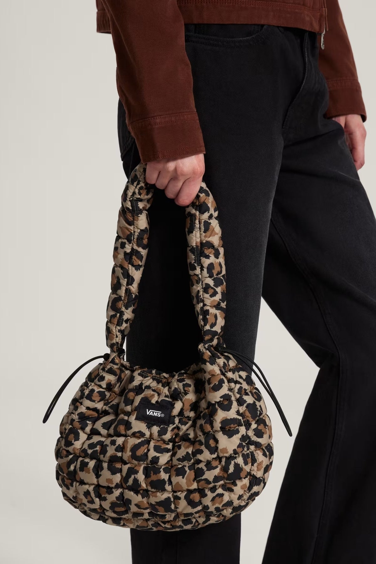 VANS VN000X3B4MG1 QUILTED KATIE BAG en color ANIMAL PRINT (1)