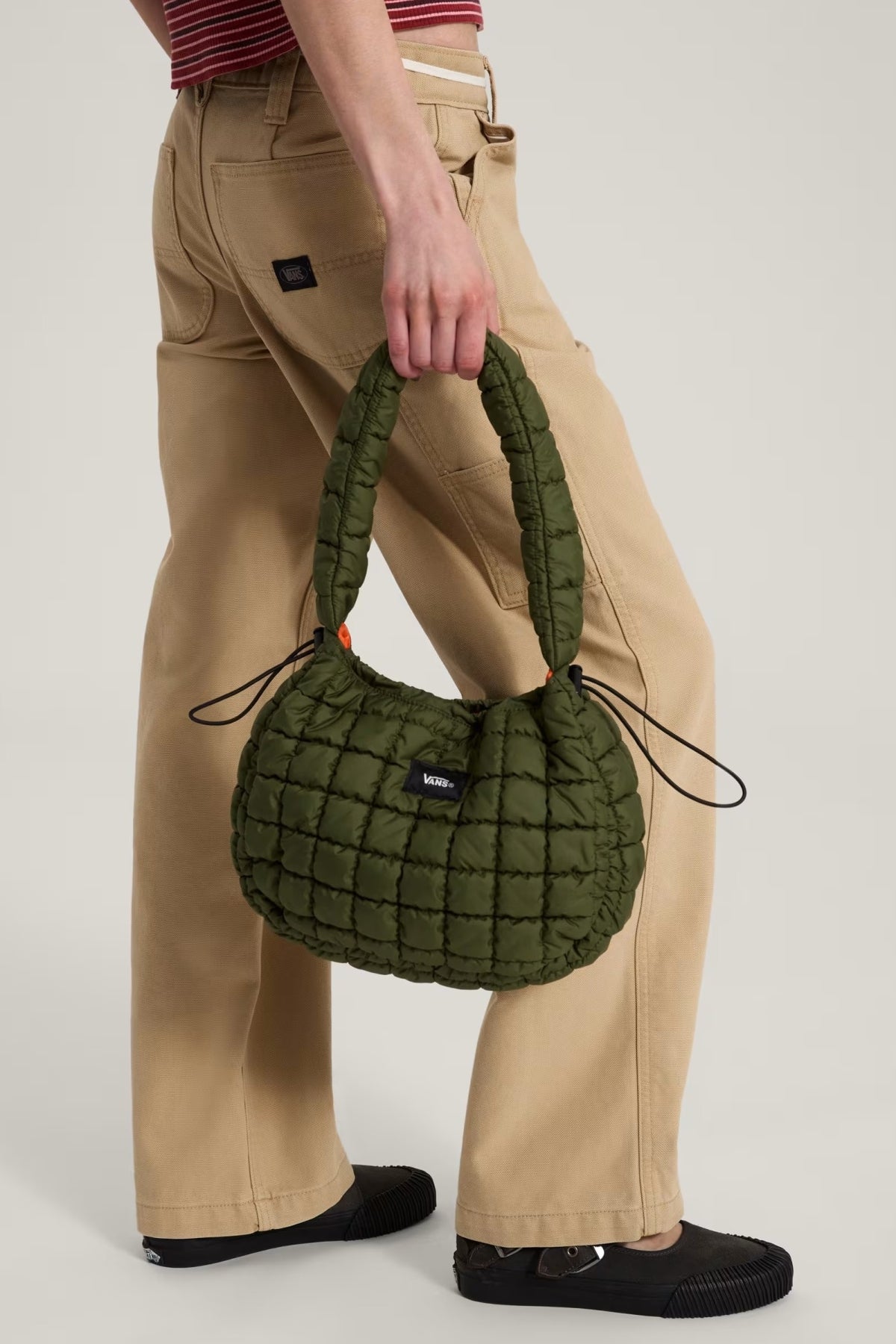 VANS VN000X3BGRK1 QUILTED KATIE BAG en color VERDE (1)