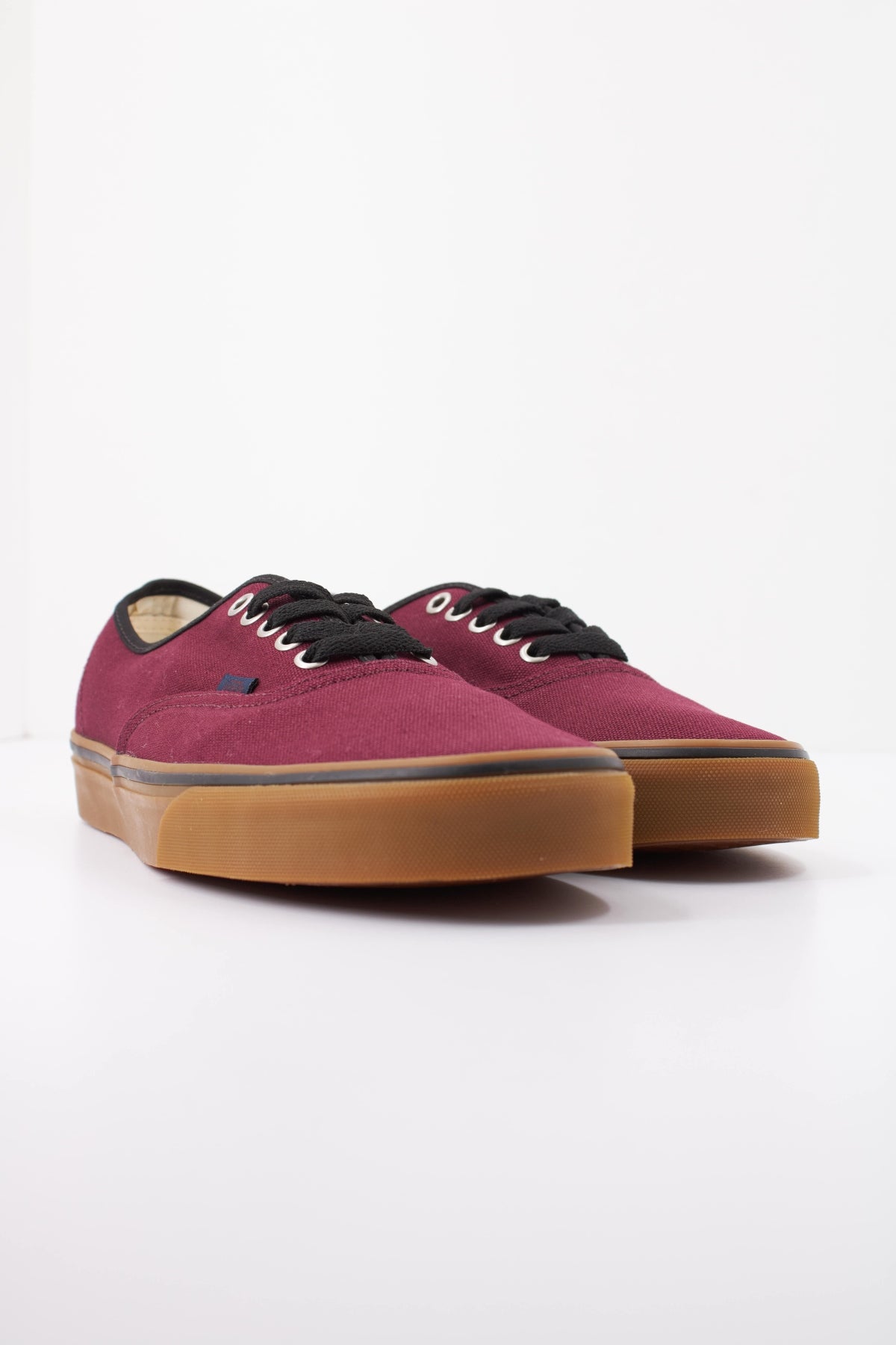 VANS VN000D7YREG1 AUTHENTIC BTS en color BURDEOS (2)