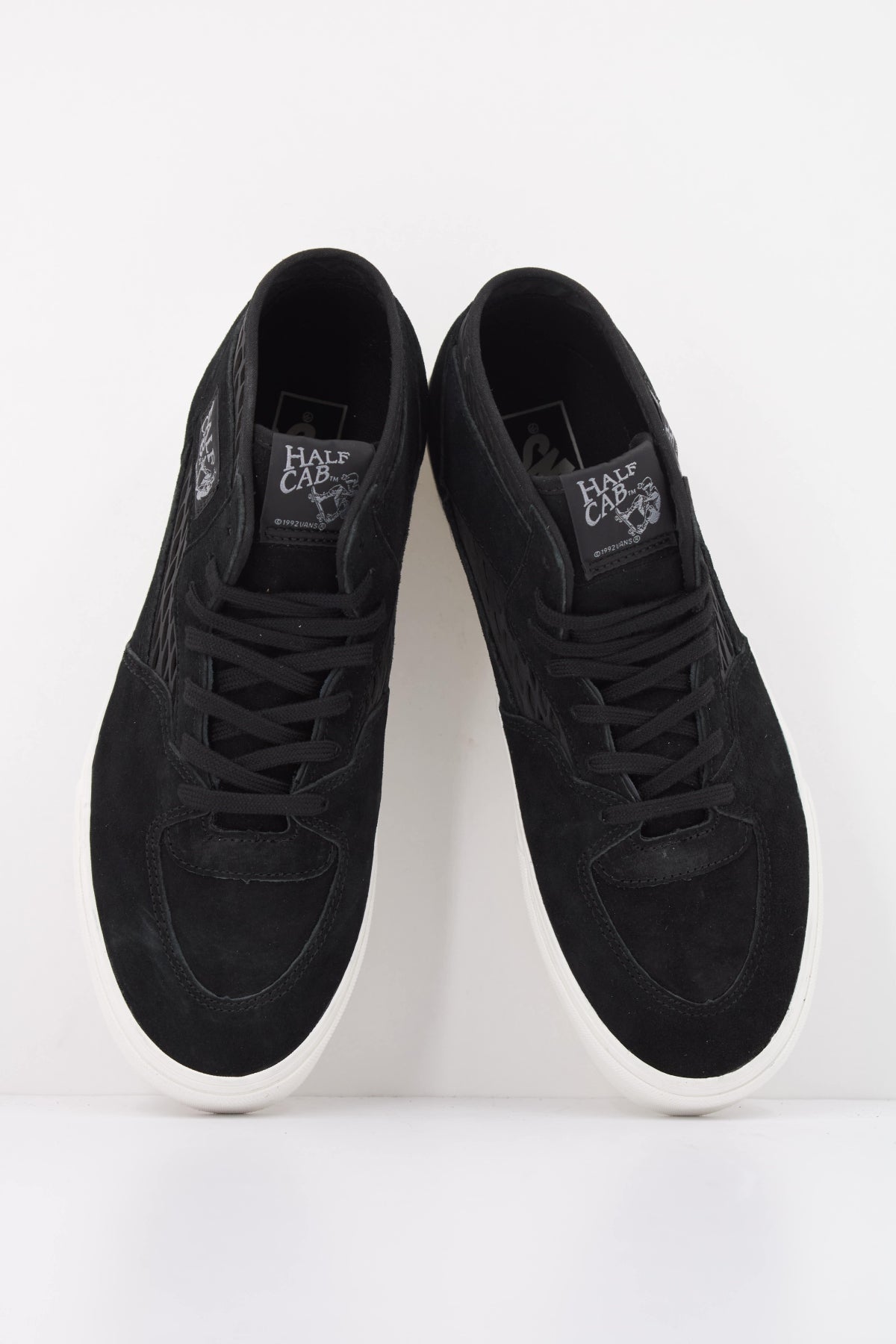 VANS HALF CAB VN000EKMBLA1 en color NEGRO (3)