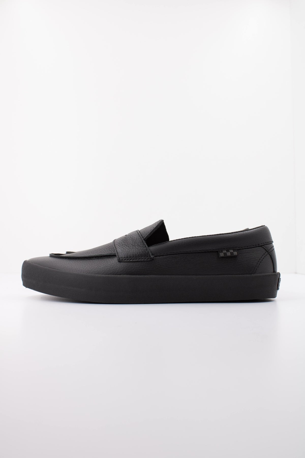 VANS SKATE LOAFER VN0A5DXUBKA1 en color NEGRO (1)