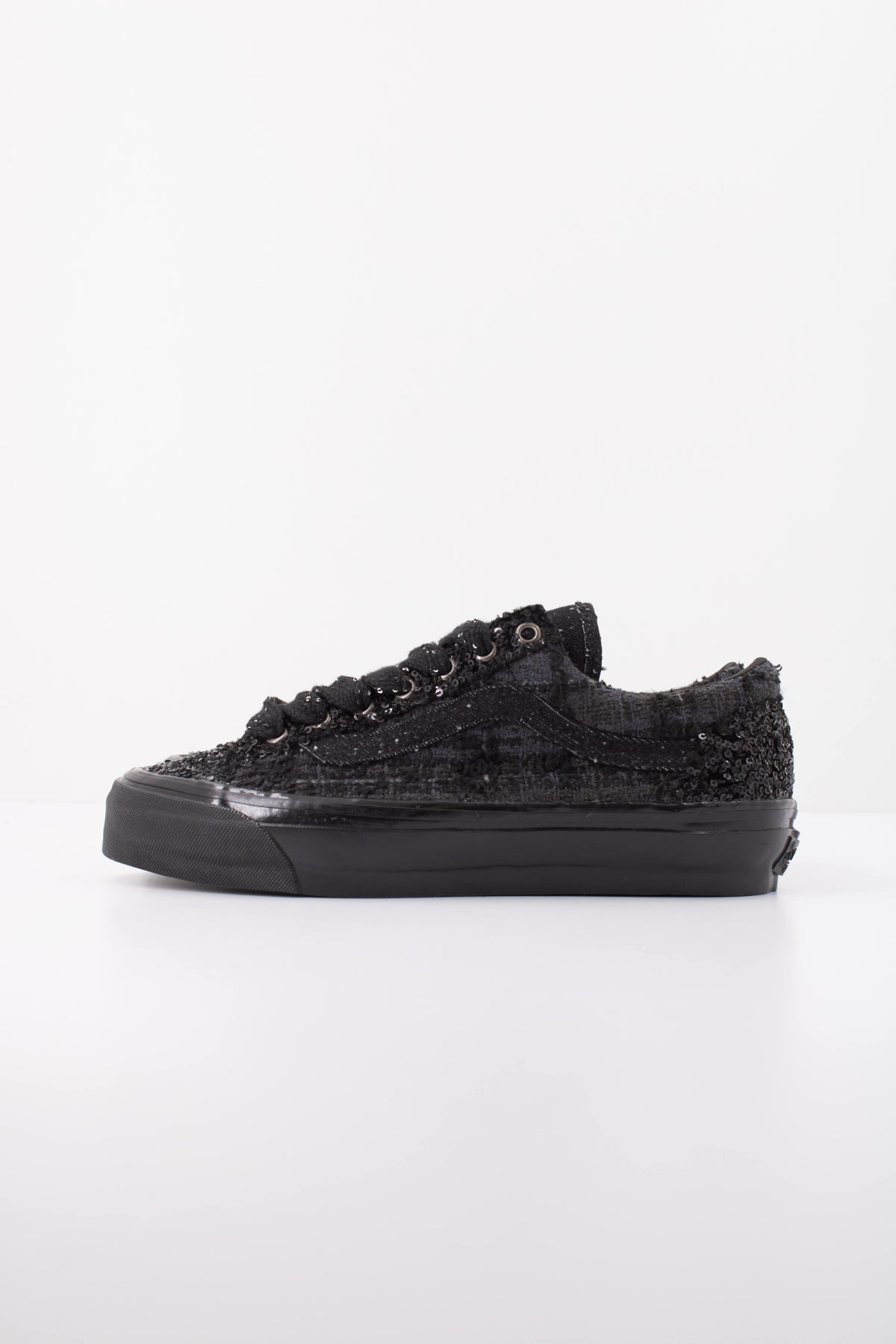VANS LX OLD SKOOL 36 FUZZ VN000EHDBKA1 en color NEGRO (1)