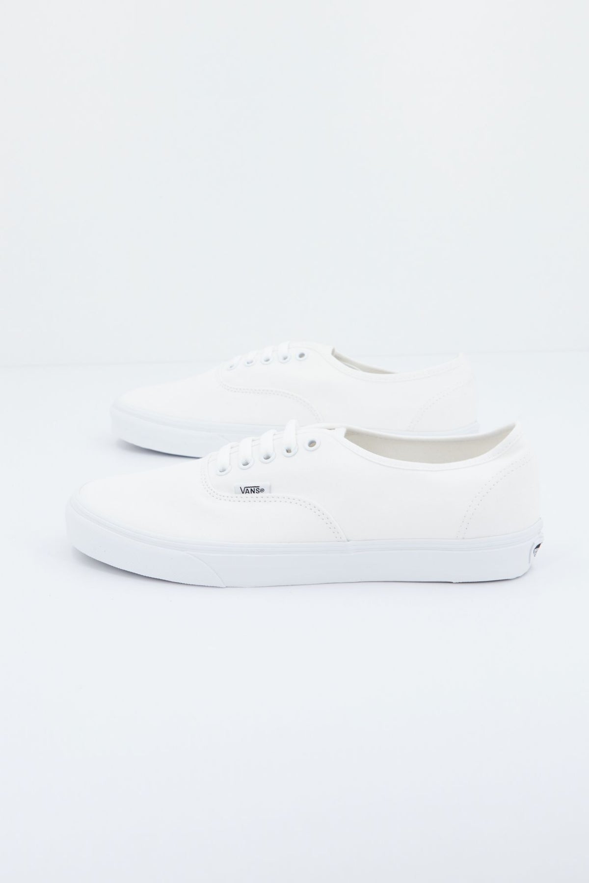 VANS AUTHENTIC VN000EE3W001 en color BLANCO (2)