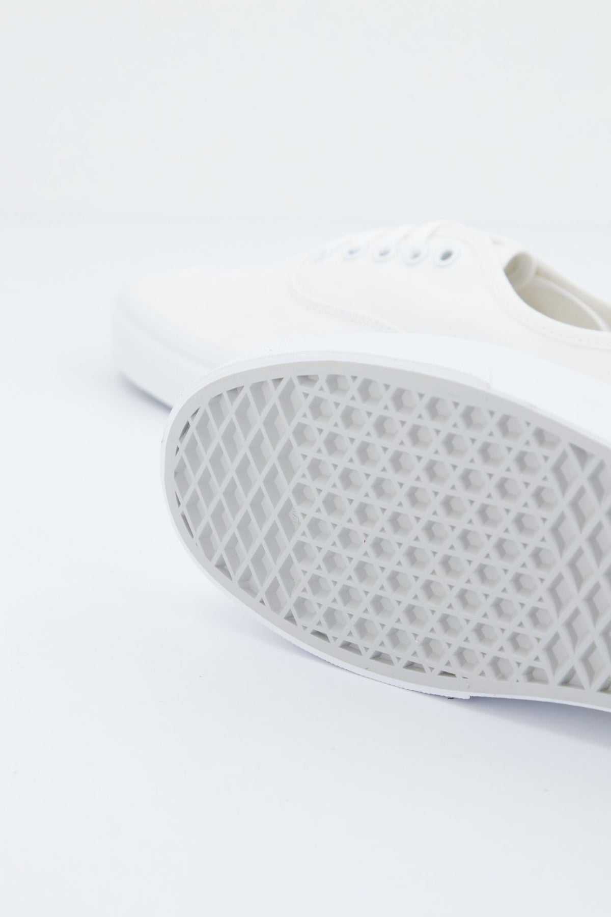VANS AUTHENTIC VN000EE3W001 en color BLANCO (4)