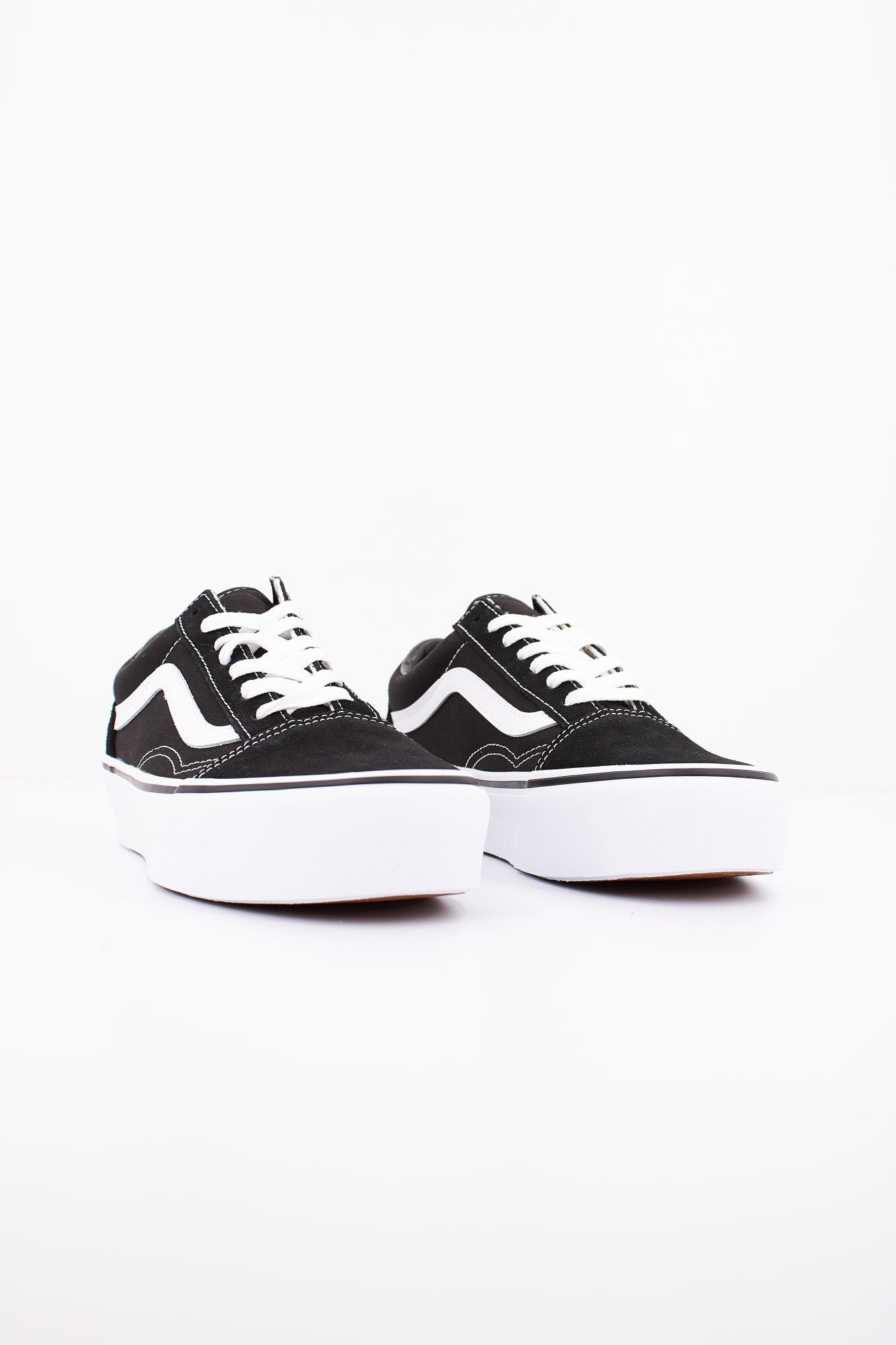 VANS OLD SKOOL PLATFORM en color NEGRO (2)