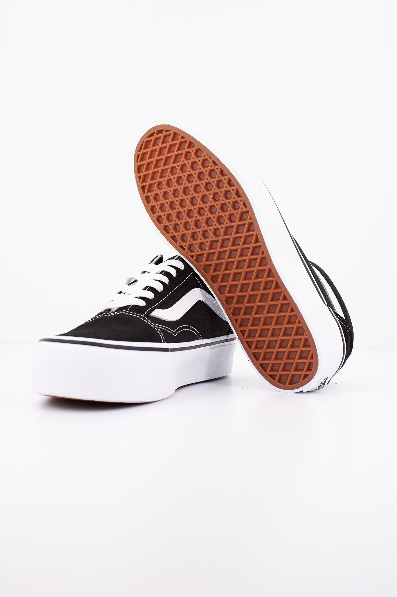 VANS OLD SKOOL PLATFORM en color NEGRO (4)