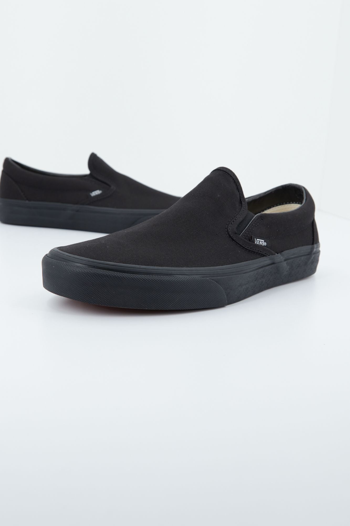 VANS UA CLASSIC SLIP-ON en color NEGRO (4)