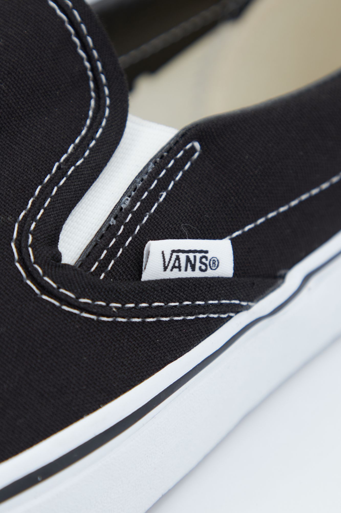 VANS CLASSIC SLIP-ON en color NEGRO (2)