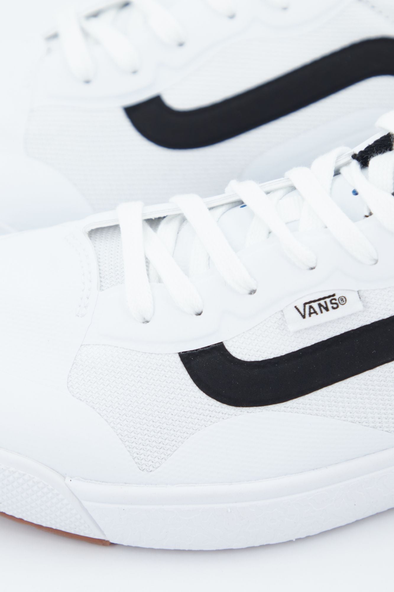VANS UA ULTRARANGE EXO en color BLANCO (2)