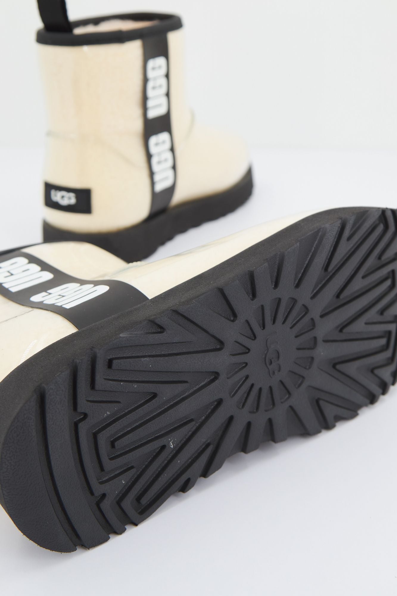 UGG CLASSIC CLEAR MINI en color BEIS (4)