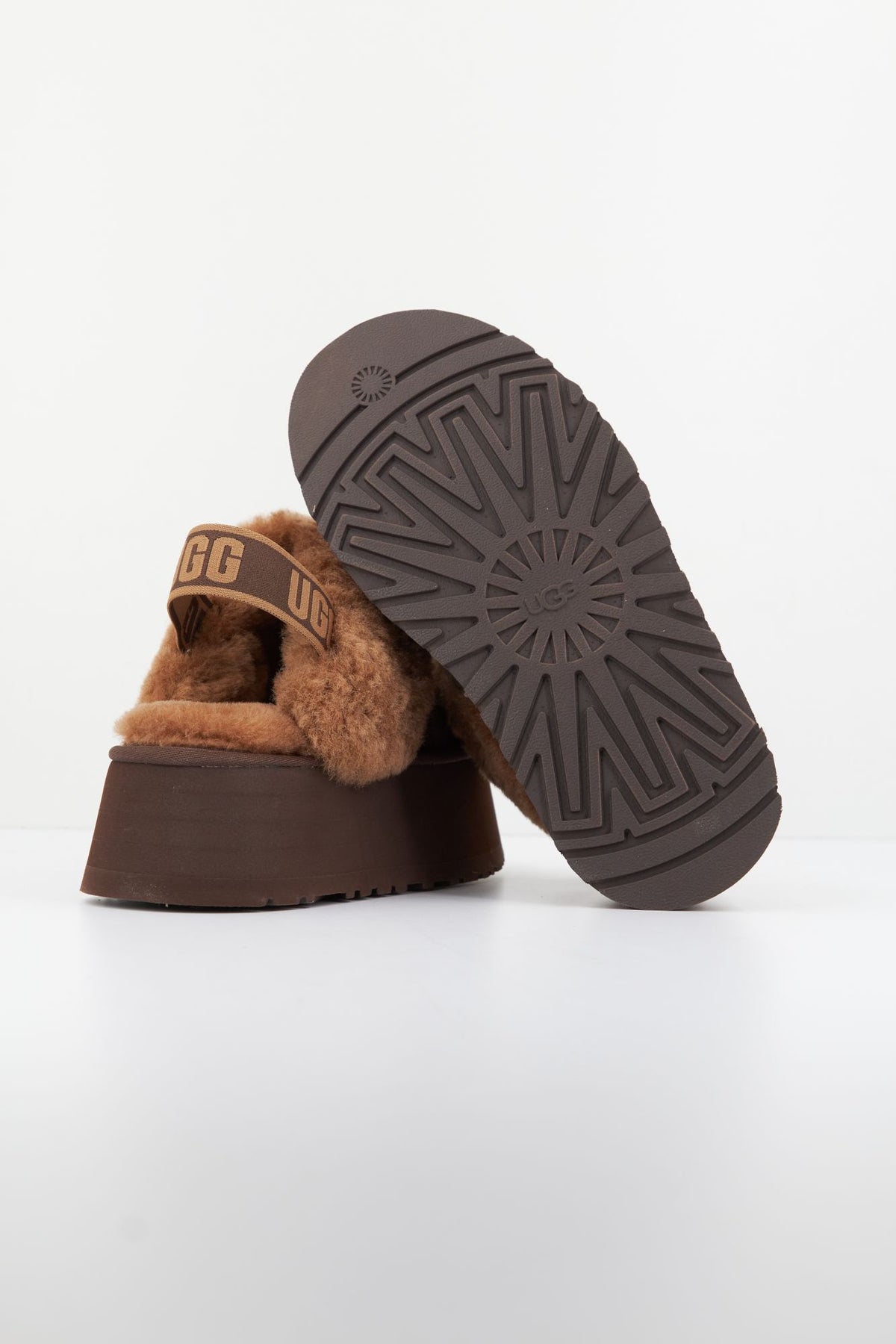 UGG FUNKETTE en color MARRON (4)