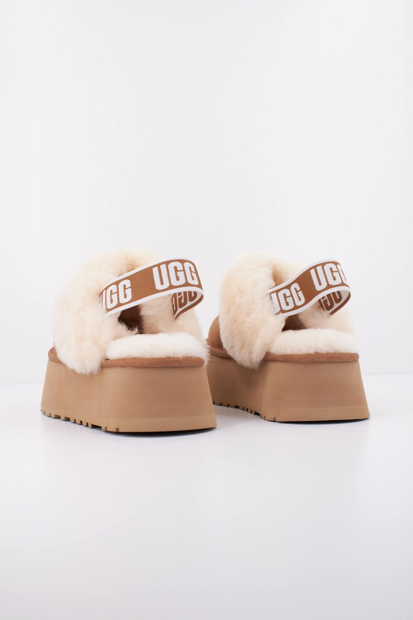 UGG FUNKETTE en color MARRON (4)