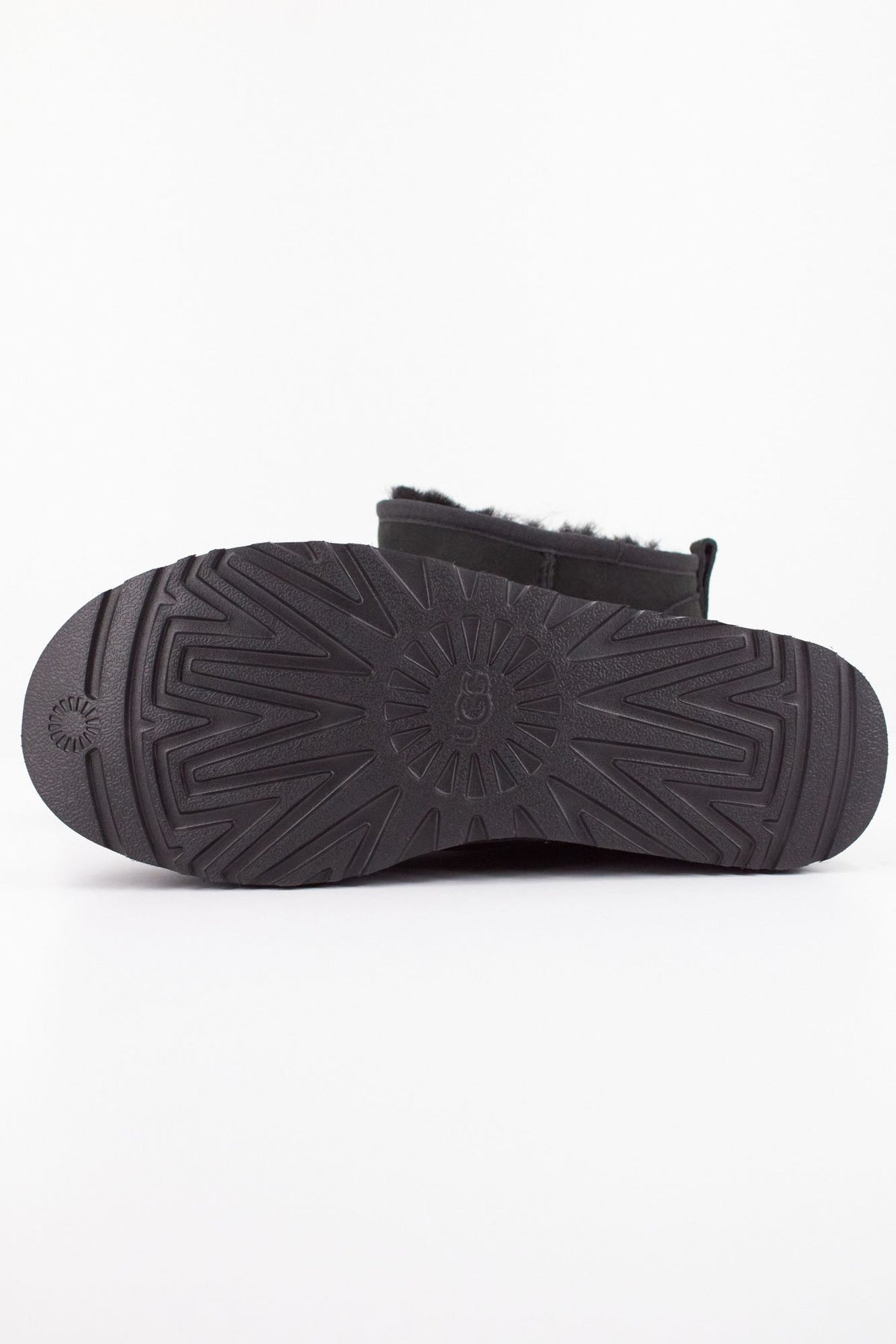 UGG W CLASSIC ULTRA MINI en color NEGRO (5)