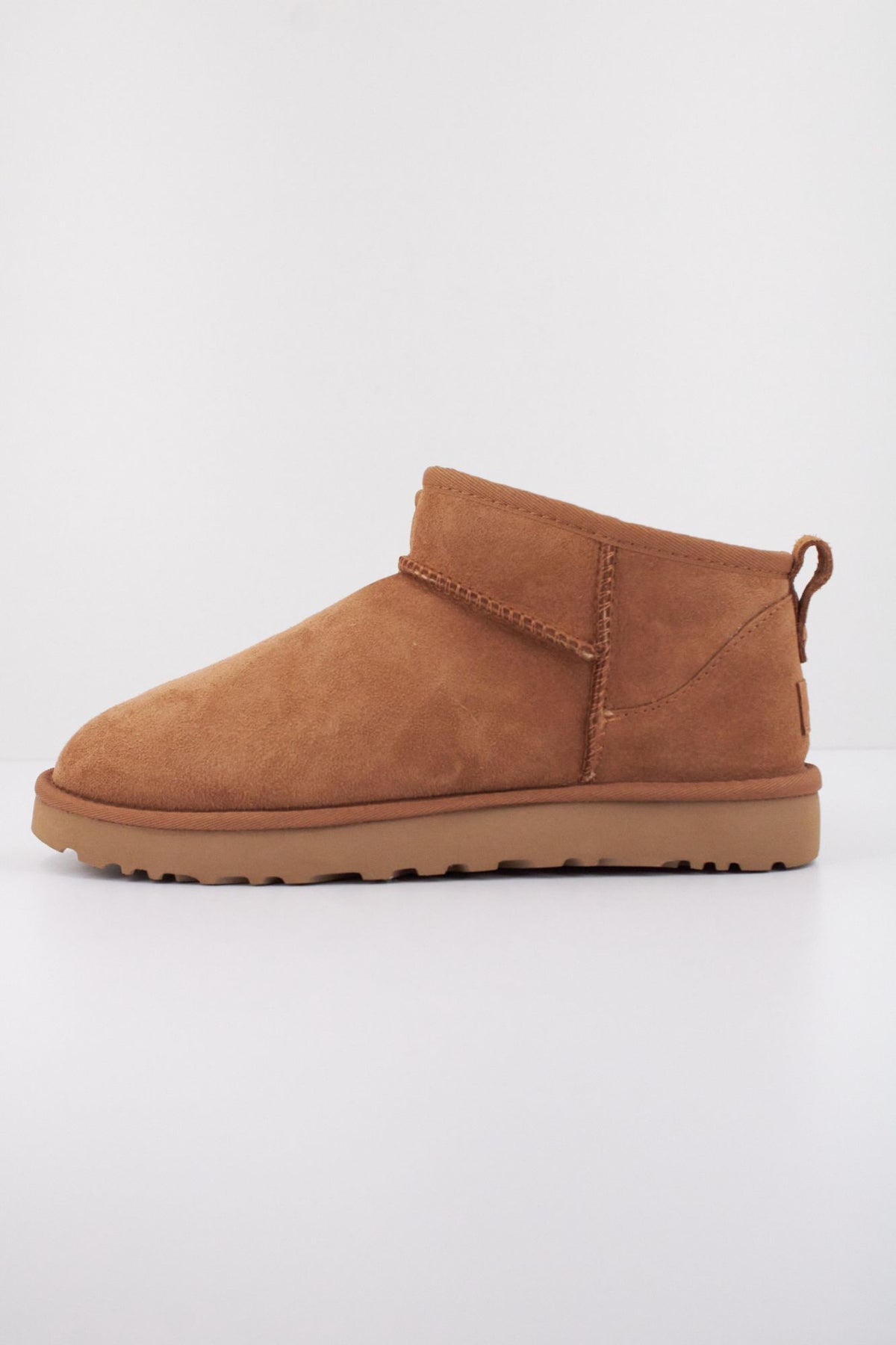 UGG CLASSIC ULTRA MINI 1116109U en color MARRON (1)