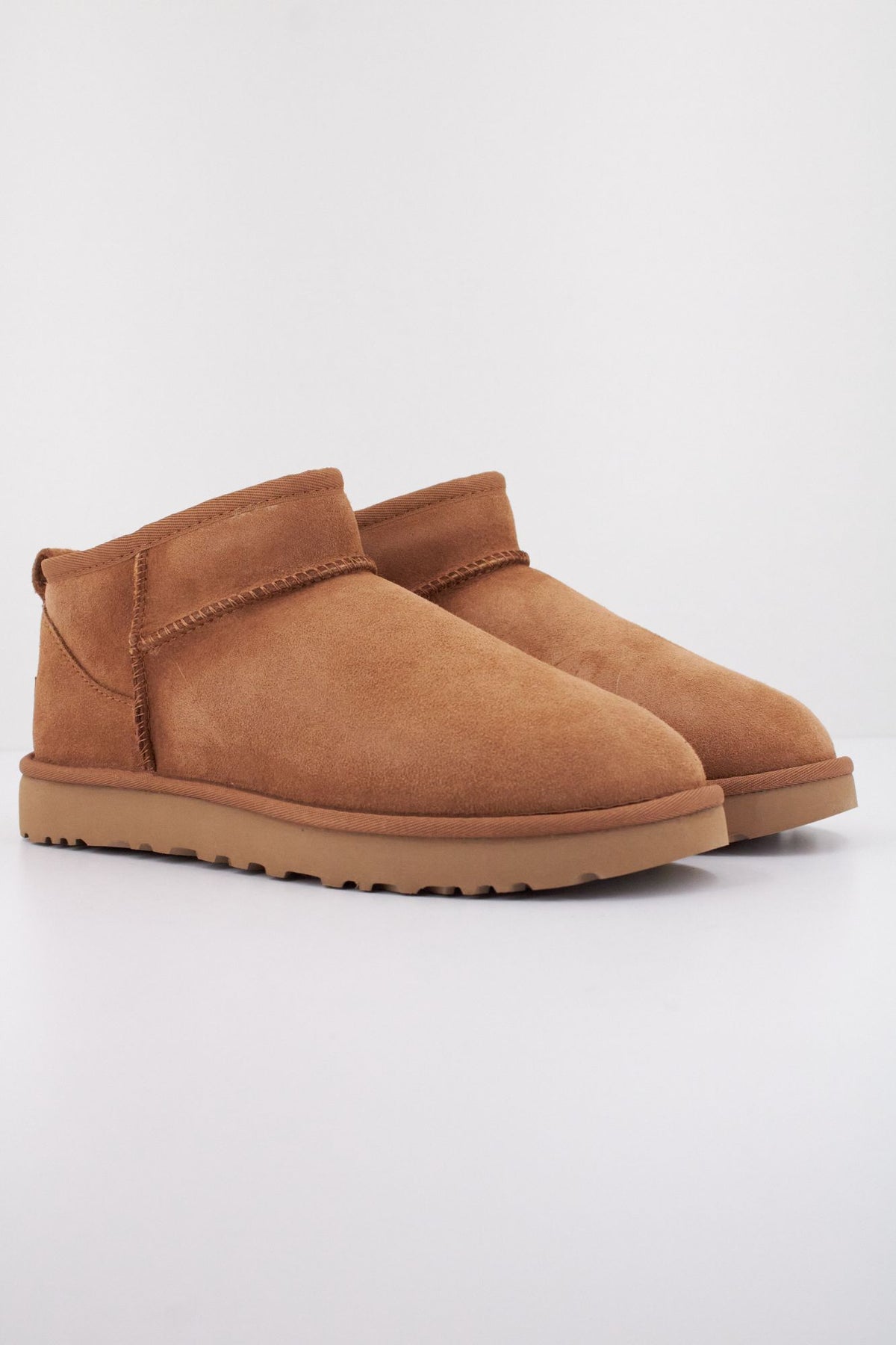UGG CLASSIC ULTRA MINI 1116109U en color MARRON (2)